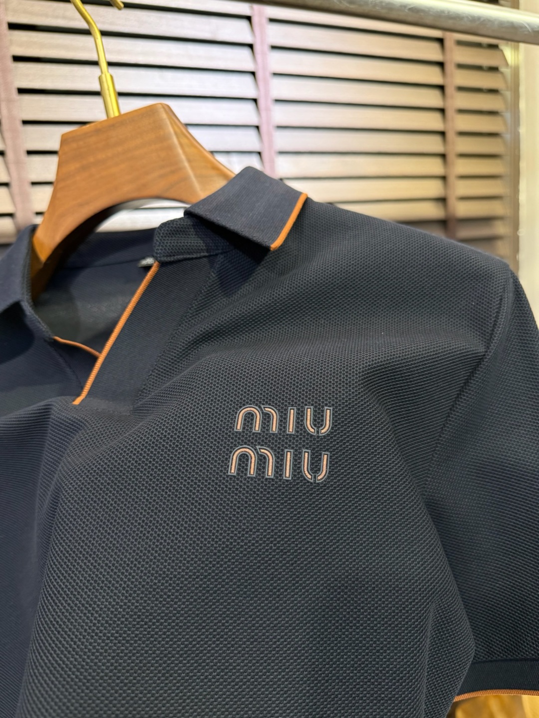  Miumi&缪2025SS新款Polo衫。采用定制高支数100%精纺丝光棉网眼珠地面料，软糯亲肤，抗皱