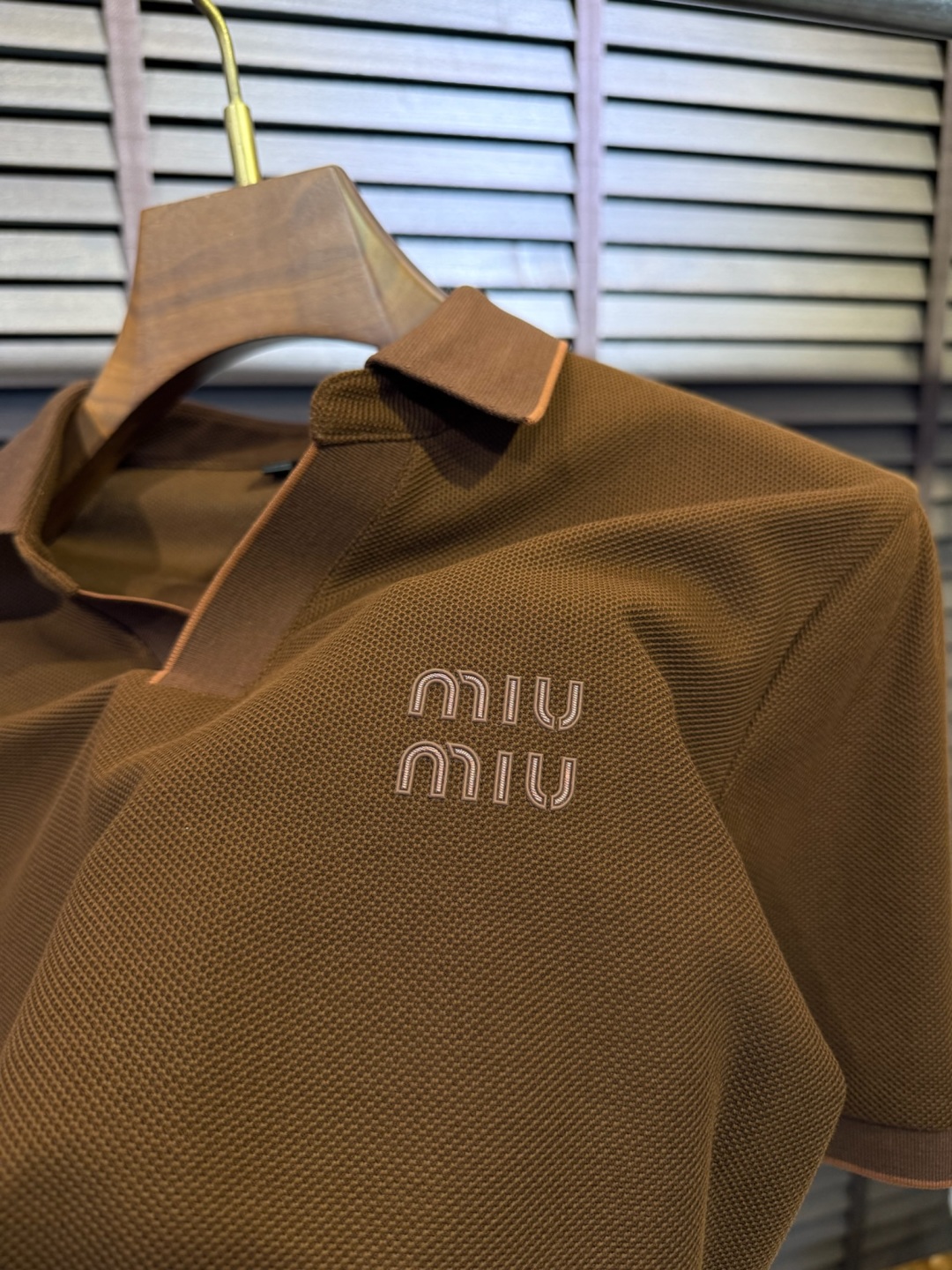  Miumi&缪2025SS新款Polo衫。采用定制高支数100%精纺丝光棉网眼珠地面料，软糯亲肤，抗皱