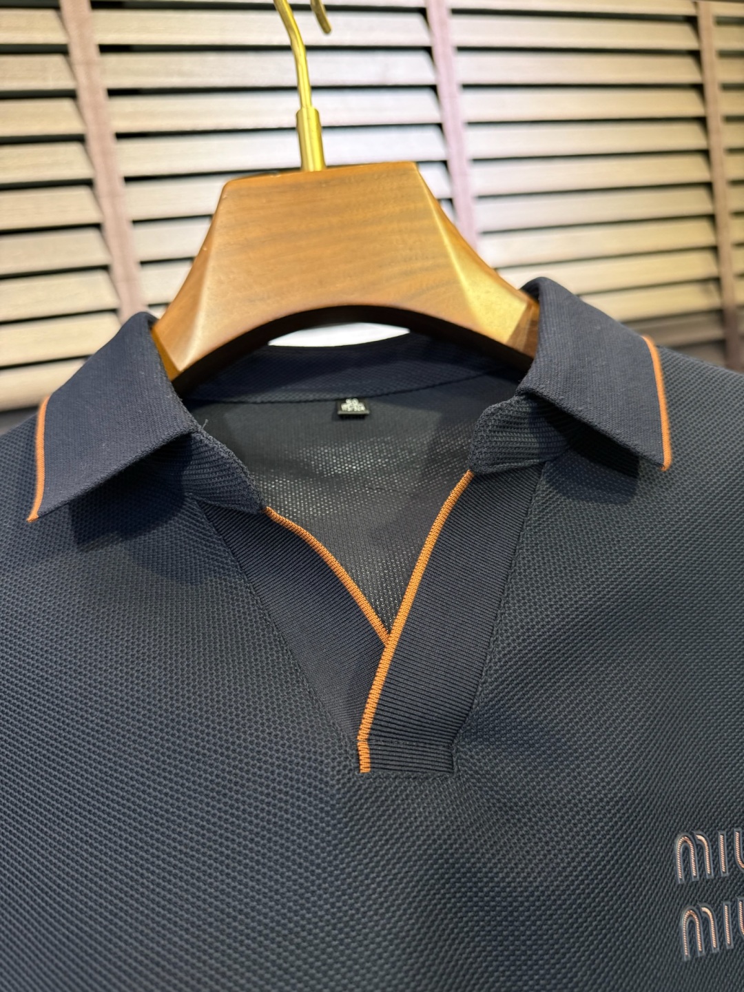  Miumi&缪2025SS新款Polo衫。采用定制高支数100%精纺丝光棉网眼珠地面料，软糯亲肤，抗皱