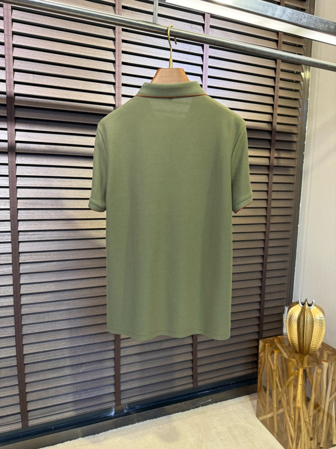  Miumi&缪2025SS新款Polo衫。采用定制高支数100%精纺丝光棉网眼珠地面料，软糯亲肤，抗皱