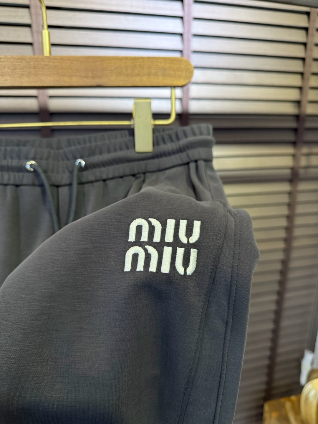  Miumi&谬2025SS新款休闲运动裤。采用定制铜氨丝空气层混纺面料，抗皱不粘灰抗静电，立挺上身有型