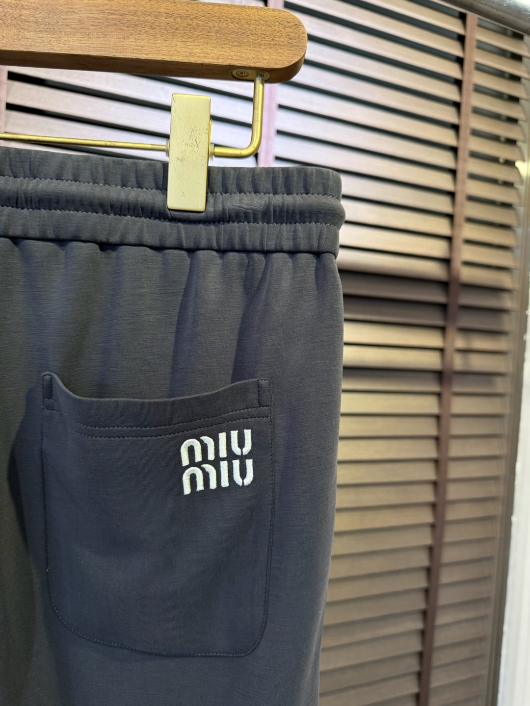 Miumi&谬2025SS新款休闲运动裤。采用定制铜氨丝空气层混纺面料，抗皱不粘灰抗静电，立挺上身有型