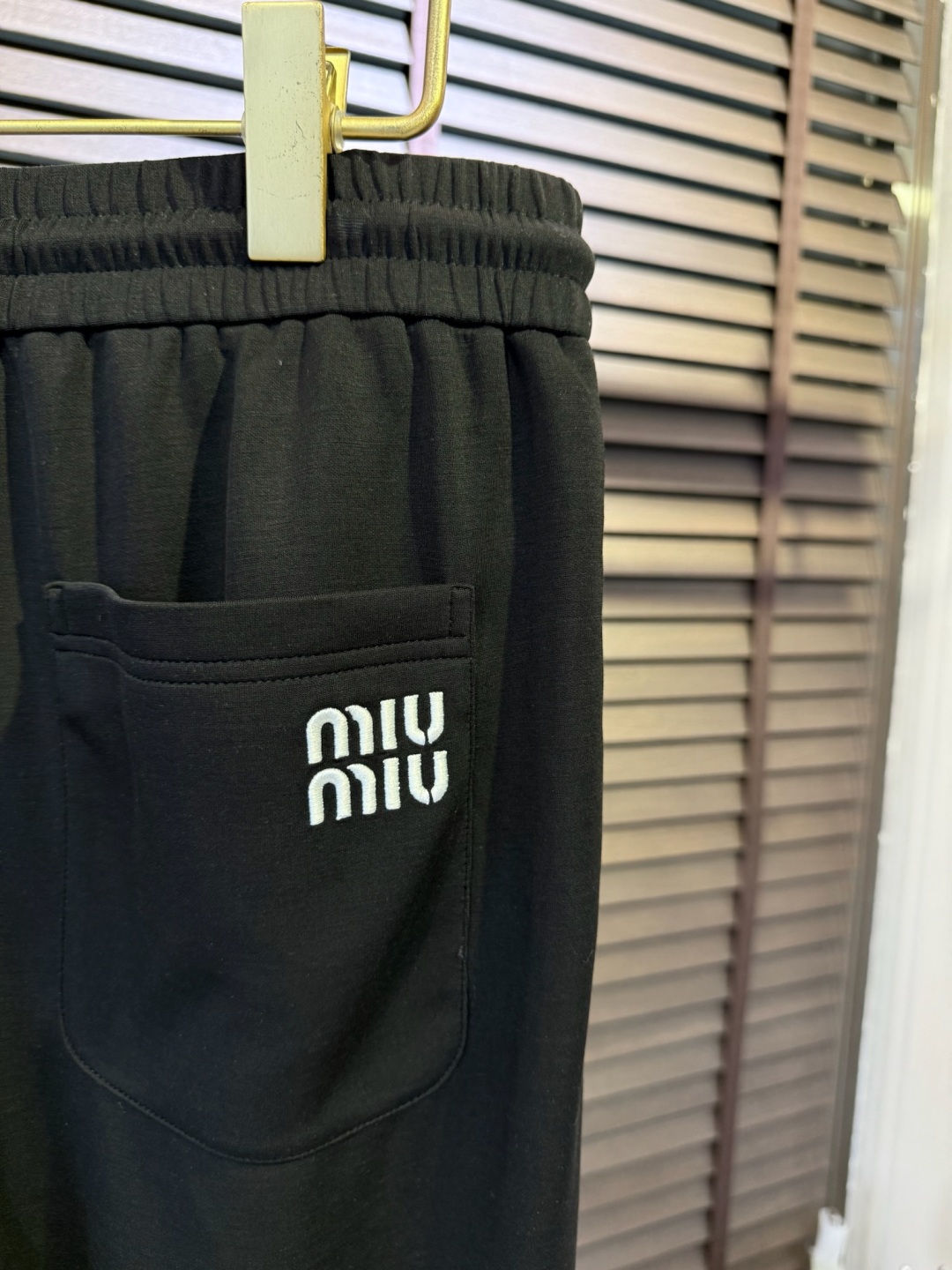  Miumi&谬2025SS新款休闲运动裤。采用定制铜氨丝空气层混纺面料，抗皱不粘灰抗静电，立挺上身有型