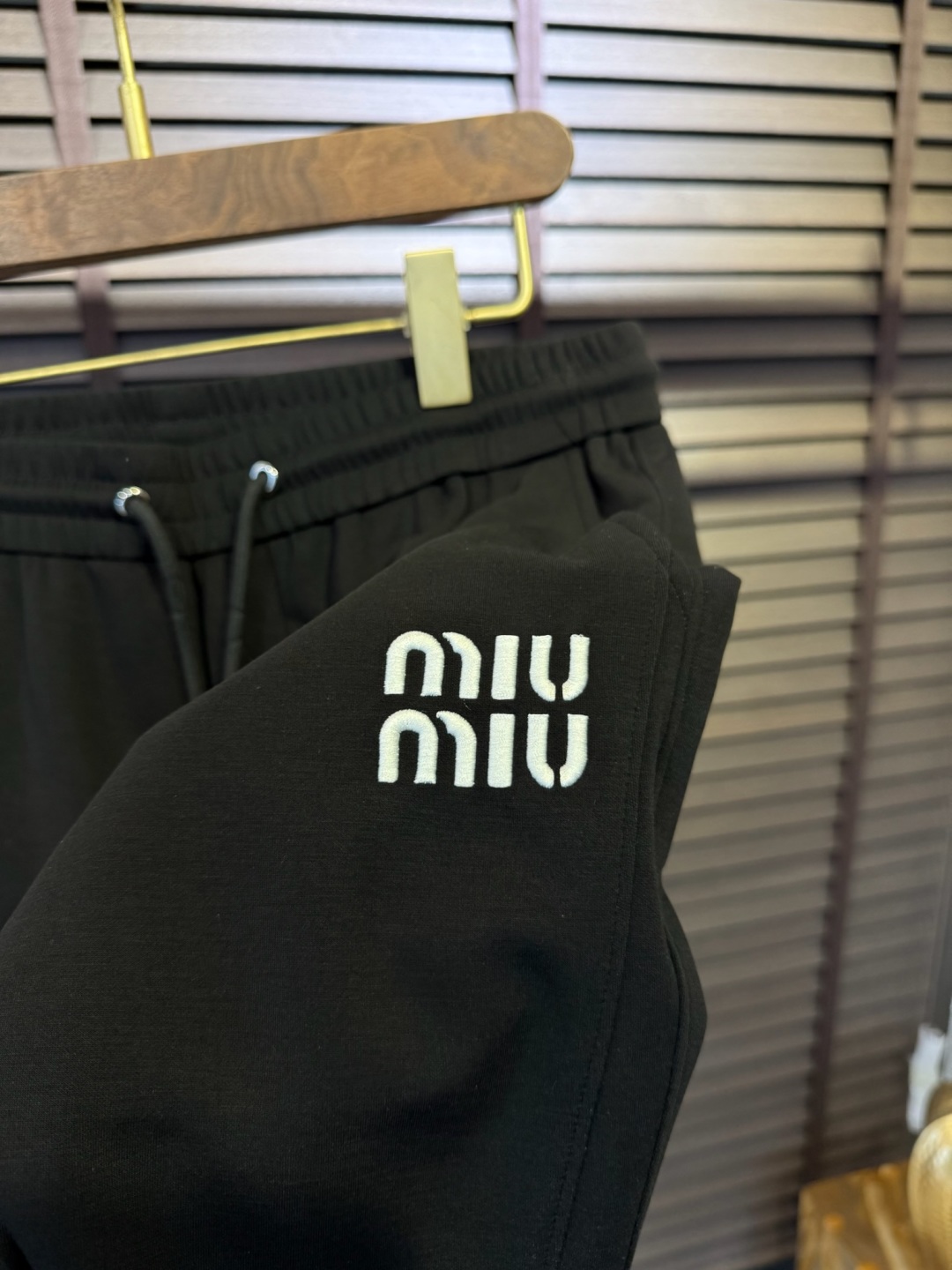  Miumi&谬2025SS新款休闲运动裤。采用定制铜氨丝空气层混纺面料，抗皱不粘灰抗静电，立挺上身有型