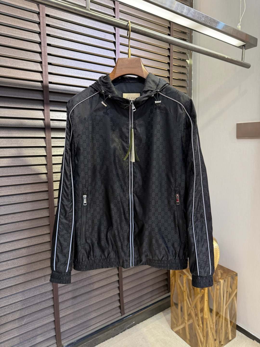 NO:123754,Gucc& 2025SS new jacket jacket. It uses custom fabric, windproof and rainproof, wrinkle-resistant and upright and stylish, with a stylish upper body; hooded design, full of fashion sense; splicing design, brand logo printed fabric, extremely recognizable; a jacket with lining, super heavy industry; a jacket suitable for various occasions. [Color] Black Gray/8888 [Size] 48-56,,gucci,jackets & coats,jackets & coats,hats,alexander wang19860909Gucc&古2025SS新款夹克外套.采用定制面料,防风防雨,抗皱立挺有型,上身有型；连帽设计,时尚感满满；拼接设计,品牌logo印花面料,辨识度极高；有内衬,超重工的一款夹克外套；一款适合多种场合穿搭的外套.【颜色】黑色 灰色/8888【码数】48-56,,gucci,jackets & coats,jackets & coats,hats,alexander wang,Men's clothing