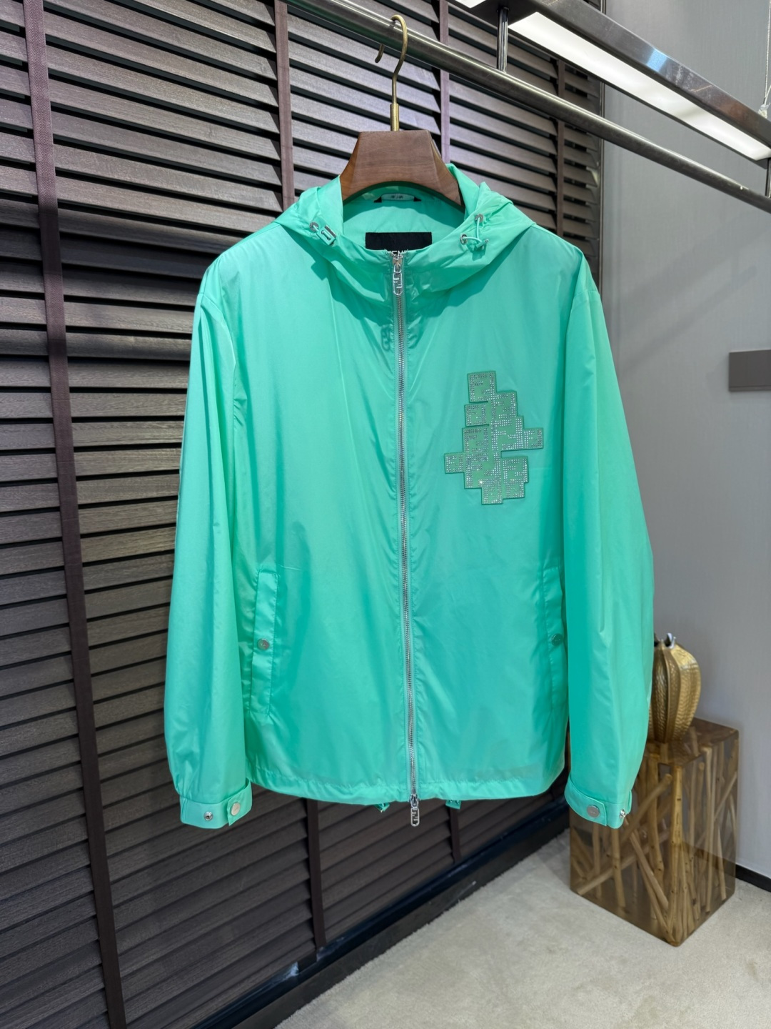 NO:123752,FD&Fen 2025SS new jacket jacket. It uses custom knitted fabric, which is strong and anti-wrinkle and stylish, soft and skin-friendly, and has a very unique upper body; hooded design, business and casual merger; the chest is decorated with F home classic hot diamond pattern, lifelike, fashionable and stylish, and highly recognizable; customer-supplied hardware and accessories, full of high-end feeling; a jacket suitable for various occasions. [Color] Black White Green/25-606 [Code] 48-56,,fendi, jackets & coats, jackets & coats,hats,alexander wang19860909FD&芬2025SS新款夹克外套.采用定制针织面料,力挺抗皱有型,软糯亲肤,上身绝绝子；连帽设计,商务与休闲兼并；胸前饰以F家经典烫钻图案,栩栩如生,时尚有型,辨识度极高；客供五金辅料,高级感满满；一款适合多种场合穿搭的外套.【颜色】黑色 白色 绿色/25-606【码数】48-56,,fendi,jackets & coats,jackets & coats,hats,alexander wang,Men's clothing