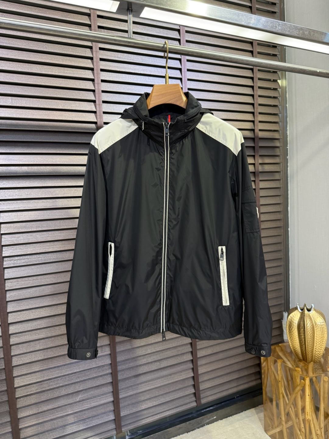 NO:140637,The new 2025 spring jacket, the new product on the show is perfect, comfortable and warm, the three-standard complete colors and full and attractive, and the very outstanding design easily advances the sense of fashion. The workmanship is extremely exquisite and rigorous, and the wiring is neat and meticulous!  A masterpiece of a big-name designer!  The upper body doesn't look bloated and super handsome!  Spot code M ~ XXXL,,Moncler,jackets & coats,jackets & coats,alexander wang19860909蒙口 2025春季新款夹克外套,秀场新品品相非常完美,舒适保暖,三标齐全色泽饱满诱人,非常出彩的设计,轻松将时髦感进阶,做工极为考究严谨,走线工整细致！大牌设计师巨作！上身不显臃肿、超级帅气！现货码数M ～ XXXL,,Moncler,jackets & coats,jackets & coats,alexander wang,Men's clothing