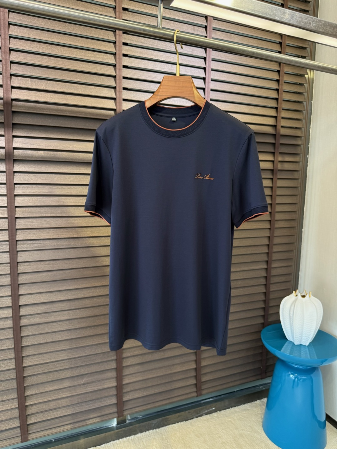 NO:126187,LP&Nuoyou Pianya SS new round neck T. It can be worn with the outside. It is made of custom 45PIMA cotton 45 modal 10 spandex blend fabric, soft, beautiful gloss, resistant to pilling and static electricity, and comfortable on the upper body; the chest is decorated with brand letter logo, which is highly recognizable; three-dimensional cut, collar and sleeve edge color, and the upper body is stylish and charming; regular style, base and outer body can be worn with the outside; a short-sleeved T. [Color] Black White Blue / 32085 [Size] 48-56.,,loro piano, T-shirt, alexander wang19860909LP&诺悠翩雅SS新款圆领T.外穿打底皆可.采用定制45PIMA棉45莫代尔10氨纶混纺面料,柔软好,光泽度漂亮,抗起球及静电,上身舒适；胸前饰以品牌字母logo,辨识度极高；立体裁剪,领口和袖边拼色,上身有型有韵味；常规版型,打底外穿皆可；一款不挑年纪的短袖T.【颜色】黑色 白色 蓝色 /32085【码数】48-56.,,loro piana,T-shirt,alexander wang,Men's clothing