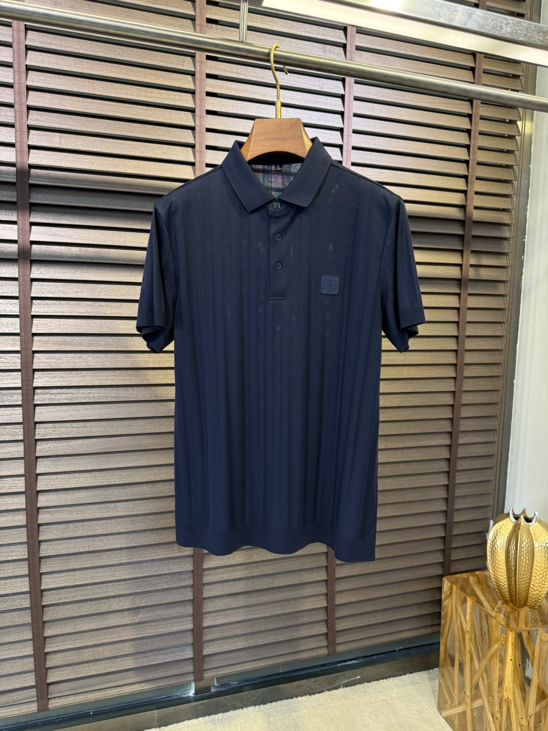 NO:130278,Leo & Luo Yiwei 2025SS new lapel Polo shirt. It uses custom 78 scent cotton 22 environmentally friendly polyester fiber blend fabric, sweat-absorbing, quick-drying and wrinkle-resistant, breathable, with a cool feeling, extremely comfortable; vertical stripes, high body look taller and slim and stylish; custom Polo collar, not easy to deform; the chest is decorated with a brand classic logo, which is highly recognizable; a fashionable and handsome Polo shirt that is not picky about age and is suitable for wearing in various occasions. [Color] Black White Gray Blue/32111 [Size] 48-56,,loewe,alexander wang19860909Leo&罗意微2025SS新款翻领Polo衫.采用定制78精苏棉22环保聚酯纤维混纺面料,吸汗速干抗皱,透气,自带清凉感,舒适度极高；竖条纹纹路,上身显高显瘦有型；定制Polo领,不易变形；胸前饰以品牌经典logo,辨识度极高；一款时尚帅气儒雅的Polo衫,不挑年纪,适合多种场合穿搭.【颜色】黑色 白色 灰色 蓝色/32111【码数】48-56,,loewe,alexander wang,Men's clothing