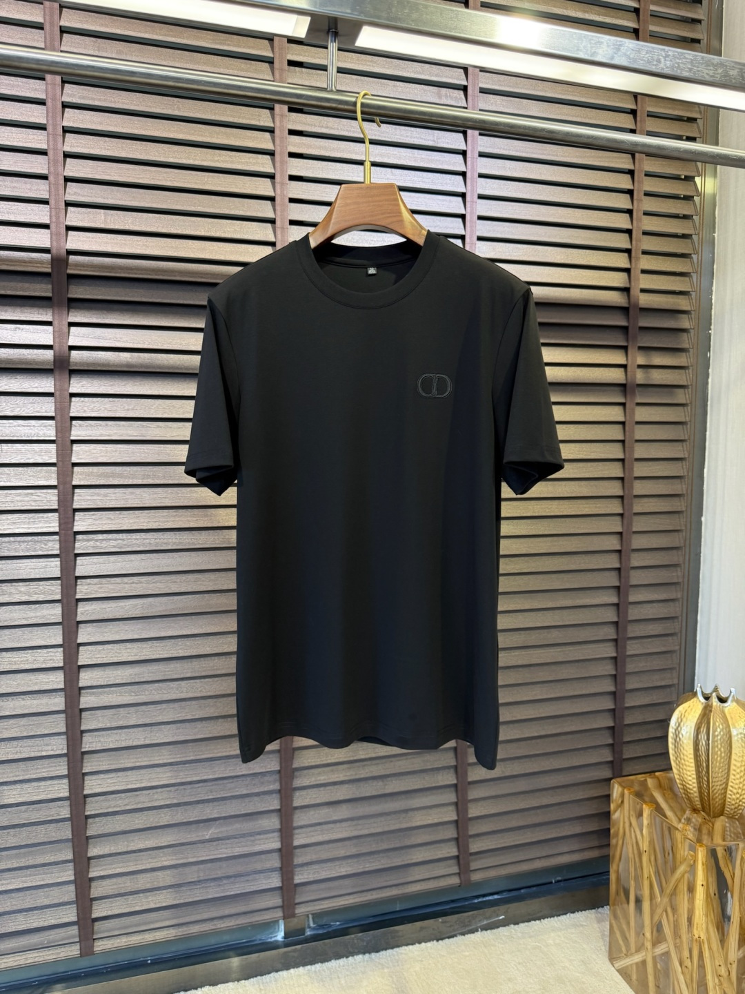 NO:130276,Dio&Di'ao 2025SS new classic round neck short T. Customized high-subscription 75 long velvet cotton 25 polyester blend fabric, soft and glutinous, tough and not easy to draw; the neckline has the latest blue edge design, which is not soft and collapsed, making the overall look more stylish; left breast brand letter logo design, simple and highly recognizable; three-dimensional cut, stylish upper body. It can be base and worn outside, with a variety of matching methods. [Color] Black White Blue Red/32116 [Code] 48-56,,dior,alexander wang19860909Dio&迪嗷2025SS新款经典款圆领短T.定制高支数75长绒棉25涤纶混纺面料,软糯亲肤有光泽,韧劲足,不易拉丝；领口最新蓝色系包边设计,不软塌,使衣服整体看起来更有型；左胸品牌字母logo设计,简洁辨识度高；立体裁剪,上身有型.可打底可外穿,多种搭配法.【颜色】黑色 白色 蓝色 红色/32116【码数】48-56,,dior,alexander wang,Men's clothing