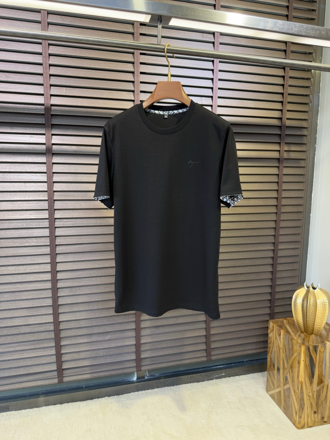 NO:130263,FERragam&FL FL FW new round neck base shirt. It uses fine-sour cotton spandex blend fabric, machine washable, stands upright and stylish, anti-wrinkle and pilling, soft and skin-friendly, with extremely high comfort on the upper body; round neck design, sleeve splicing design, full of high-end feeling; the chest is decorated with brand logo, which is highly recognizable, luxurious and design-like; the brand factory produces three-dimensional cut, and the details are impeccable. A versatile and high-end autumn and winter round neck long sleeves, a must-have for pursuing quality. [Color] Black White Blue Khaki/32103 [Count] 48-56,,ferragamo,alexander wang19860909FERragam&FL菲拉格FW新款圆领打底衫.采用精苏棉氨纶混纺面料,可机洗,立挺有型,抗皱抗起球,软糯亲肤,上身舒适度极高；圆领设计,袖子拼接设计,高级感满满；胸前饰以品牌logo,辨识度极高,奢华又有设计感；品牌工厂出品,立体裁剪,细节之处无可挑剔.一款百搭又高级的秋冬圆领长袖,追求品质必备款.【颜色】黑色 白色 蓝色 卡其/32103【码数】48-56,,ferragamo,alexander wang,Men's clothing