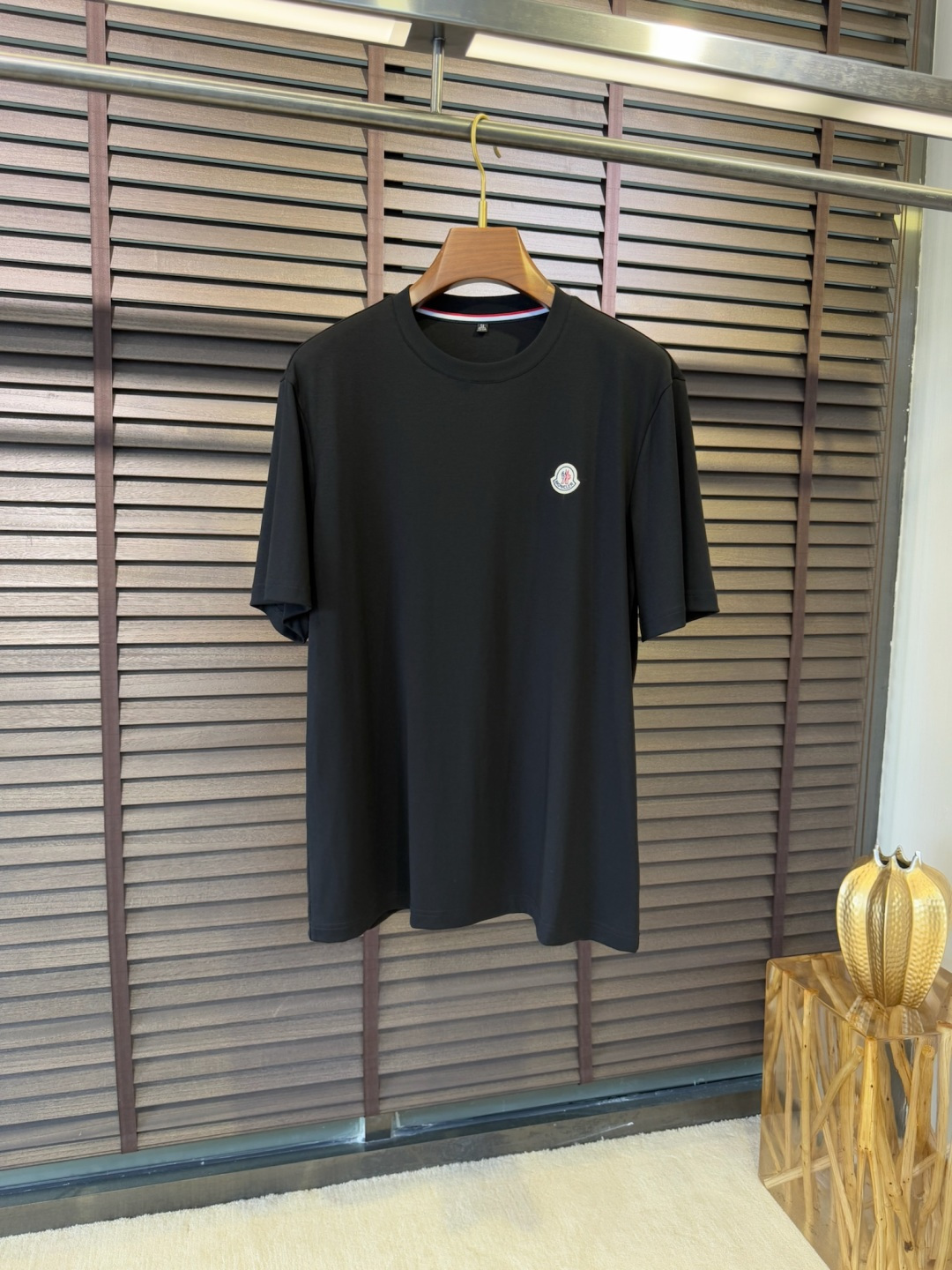 NO:130272,Moncle&Moncle 2025SS new round neck short-sleeved T. It uses a custom high-volume cotton blend fabric, with a cool feeling, anti-wrinkle and sweat-absorbing and quick-drying, and the upper body is comfortable and stylish; a customized round neck is not easy to deform; the left chest is decorated with brand letter logo pattern, which is extremely recognizable; three-dimensional cut, slightly wide-fitting, which can be worn by both men and women, and the upper body is stylish; a short-sleeved short-sleeved suitable for various occasions. [Color] Black White Brown Blue/32152 [Size] 48-56,,christian louboutin,T-shirt,alexander wang19860909Moncle&蒙2025SS新款圆领短袖T.采用定制高支数棉混纺面料,自带清凉感,抗皱吸汗速干,上身舒适有型；定制圆领,不易变形；左胸前饰以品牌字母logo图案,辨识度极高；立体裁剪,微阔版型,男女均可穿,上身有型；一款适合各种场合穿搭的短袖.【颜色】黑色 白色 棕色 蓝色/32152【码数】48-56,,christian louboutin,T-shirt,alexander wang,Men's clothing