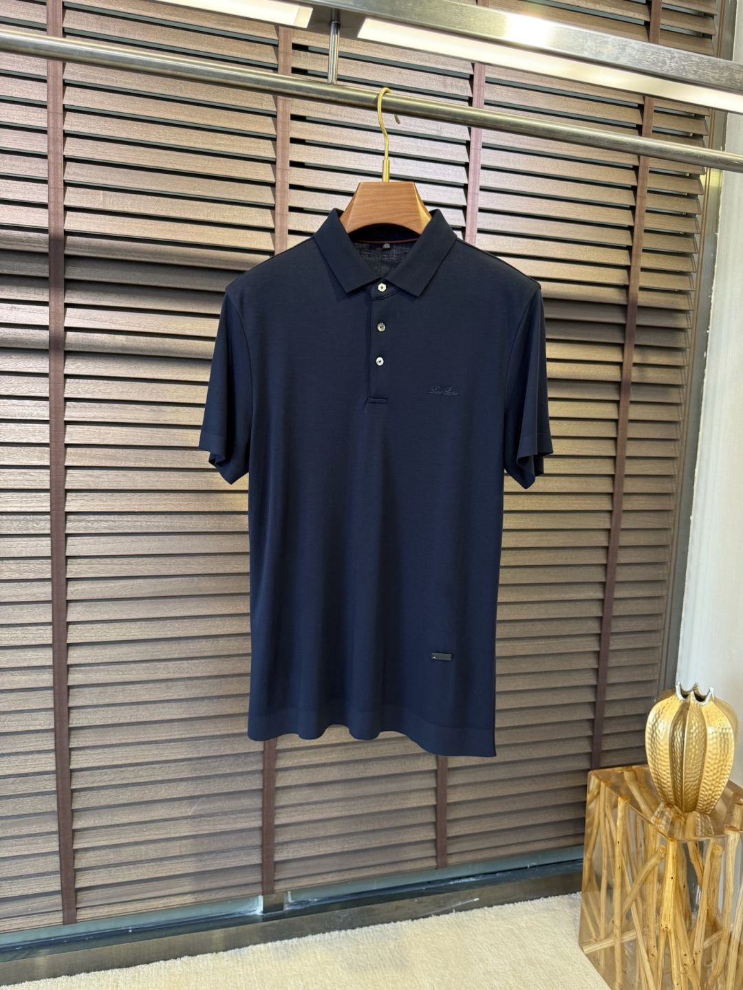 NO:130271,Loro Pian&LP Nouyou Pianya 2025SS new Polo shirt. It uses custom washed wool laceel blend fabric, with a cool feeling, comfortable upper body, anti-wrinkle and sweat-absorbing and quick-drying, and the upper body is stylish; custom Polo collar, not easy to deform; the placket is decorated with natural fritillar buckles, full of high-end feeling; the chest is decorated with brand letter logo, which is highly recognizable; a Polo shirt with a lazy style, looks good at any outfit. [Color] Black Gray Blue Green/32127 [Size] 48-56,,loro piano,loro piano,alexander wang19860909Loro Pian&LP诺悠翩雅2025SS新款Polo衫.采用定制水洗羊毛莱赛尔混纺面料,自带清凉感,上身舒适,抗皱吸汗速干,上身有型；定制Polo领,不易变形；门襟饰以天然贝母扣,高级感满满；胸前饰以品牌字母logo,辨识度极高；一款自带慵懒范儿的Polo衫,随意穿搭都好看.【颜色】黑色 灰色 蓝色 绿色/32127【码数】48-56,,loro piana,loro piana,alexander wang,Men's clothing