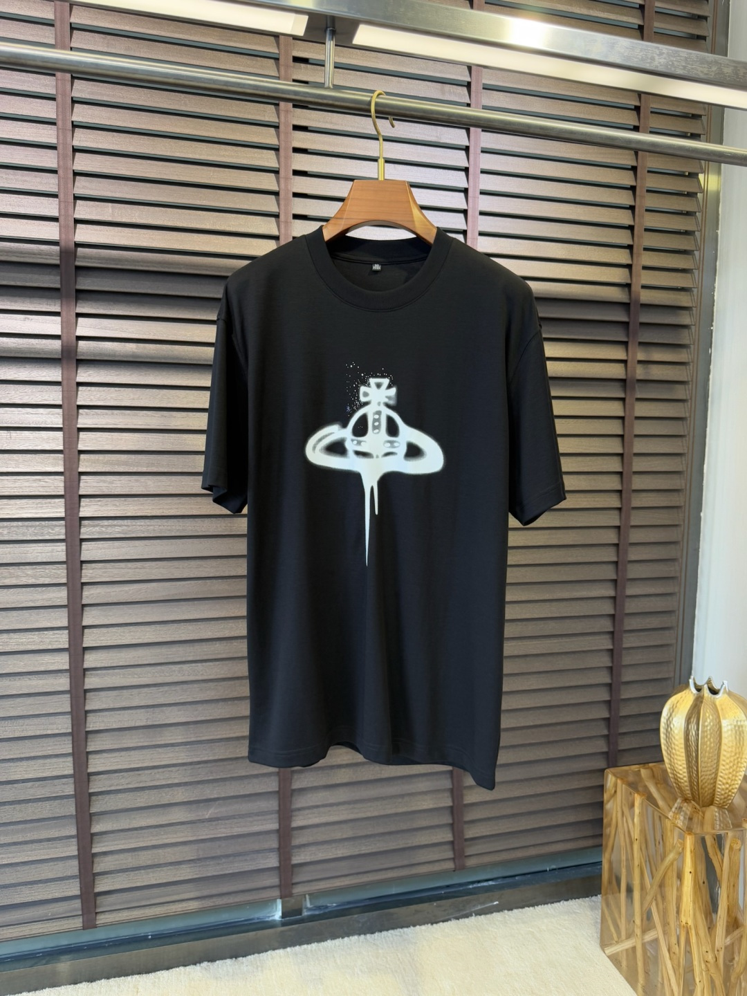 NO:130251,Vivienne Westwoo&Xiata 2025SS new round neck T. It uses fine-sour cotton spandex blend fabric, soft and glutinous, skin-friendly, anti-wrinkle and sweat-absorbing and quick-drying, breathable and stylish; the chest is decorated with brand letter logo and CMYK pattern, with high color saturation, full of fashion sense and extremely recognizable; slightly wide-size version, produced by the brand factory, full of high-end sense. A T that does not pick on age. [Color] Black White / 32151 [Code] 48-56,,alexander wang19860909Vivienne Westwoo&西太2025SS新款圆领T.采用精苏棉氨纶混纺面料,软糯亲肤,抗皱吸汗速干,透气有型；胸前饰以品牌字母logo,CMYK图案,色彩饱和度高,时尚感满满,辨识度极高；微阔版型,品牌工厂出品,高级感满满.一款不挑年纪的T.【颜色】黑色 白色 /32151【码数】48-56,,alexander wang,Men's clothing