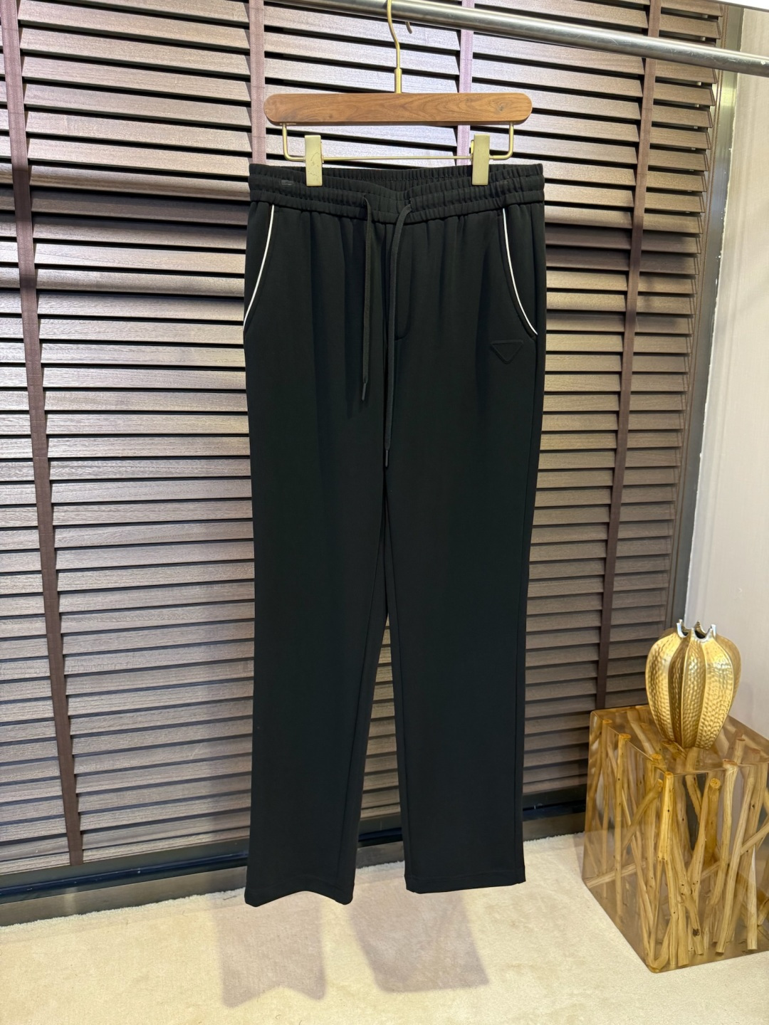 NO:130257,Pra & Prada 2025SS new casual sports pants. Customer-supplied imported air-layer fabric, high-volume, upright and stylish, wrinkle-resistant and non-gray, slightly wide-leg pants, high-end and slimming on the upper body; classic three-dimensional embroidery brand logo in the left pocket, high recognition; drawstring design, wear and ease. The inner lining is all inclusive, produced by the brand factory, full of quality orders. A classic and fashionable sports pants, full of high-end feeling. [Color] Black Blue/66816 [Code] M-3XL,, prada, prada, alexander wang19860909Pra&普拉哒2025SS新款休闲运动裤.客供进口空气层面料,高支数,立挺有型,抗皱不沾灰,微阔阔腿裤,上身显高显瘦；左口袋处经典立体刺绣品牌logo,辨识度高；抽绳设计,穿戴收放自如.内里全包边,品牌工厂出品,全品相订单.一款经典又时尚的运动卫裤,满满的高级感.【颜色】黑色 蓝色/66816【码数】M-3XL,,prada,prada,alexander wang,Men's clothing