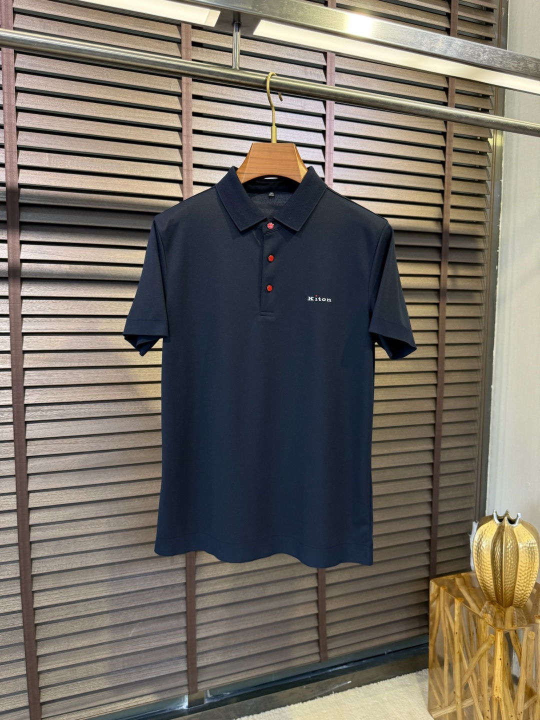 NO:130269,Kito & Chitun 2025SS new Polo shirt. The latest cabinet style. It uses customized cotton recycled cellulose fiber polyester fiber blended mesh eyeball floor fabric, with a cool feeling, anti-wrinkle and sweat-absorbing and quick-drying, the upper body is soft and glutinous, skin-friendly, and stands upright and stylish; the brand's classic red button design, unique recognition, low-key and luxurious and connotation; cuffs and hem, flat corner knit, comfortable outfit; a Polo shirt suitable for various occasions. [Color] Black White Coffee Zhangqing/32096 [Size] 48-56,,alexander wang19860909Kito&奇敦2025SS新款Polo衫.柜子最新款.采用定制棉再生纤维素纤维聚酯纤维混纺网眼珠地面料,自带清凉感,抗皱吸汗速干,上身软糯亲肤,立挺有型；品牌经典红色扣子设计,辨识度独一无二,低调奢华有内涵；袖口和下摆,平角针织,穿搭舒适；一款适合多种场合穿搭的Polo衫.【颜色】黑色 白色 咖啡色 丈青/32096【码数】48-56,,alexander wang,Men's clothing