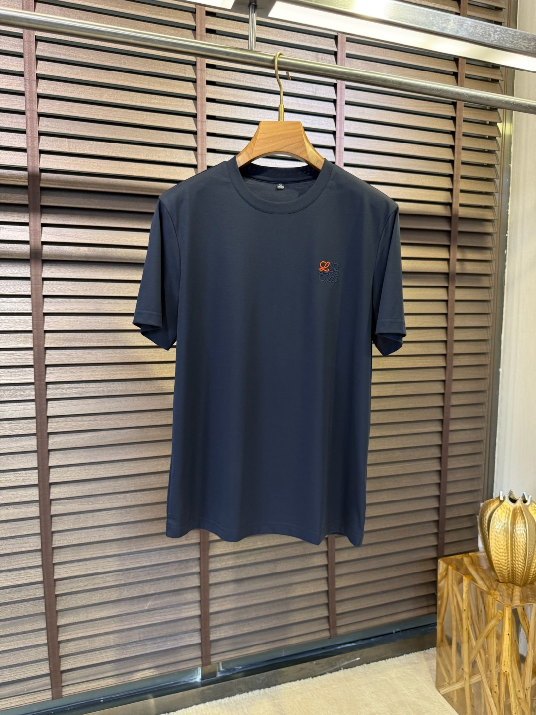 NO:130254,Leo & Loei 2025SS new classic round neck short T. Customized high-subscription 75 long velvet cotton 25 polyester blend fabric, soft and glutinous, tough and not easy to draw; the neckline has the latest edging design in the same color, not soft and collapse, making the overall look more stylish; left breast brand letter logo design, simple and highly recognizable; three-dimensional cutting, stylish upper body. It can be base and worn outside, with a variety of matching methods. [Color] Black White Blue Gray Green/32081 [Code] 48-56,,loewe,alexander wang19860909Leo&罗意2025SS新款经典款圆领短T.定制高支数75长绒棉25涤纶混纺面料,软糯亲肤有光泽,韧劲足,不易拉丝；领口最新同色系包边设计,不软塌,使衣服整体看起来更有型；左胸品牌字母logo设计,简洁辨识度高；立体裁剪,上身有型.可打底可外穿,多种搭配法.【颜色】黑色 白色 蓝色 灰色 绿色/32081【码数】48-56,,loewe,alexander wang,Men's clothing