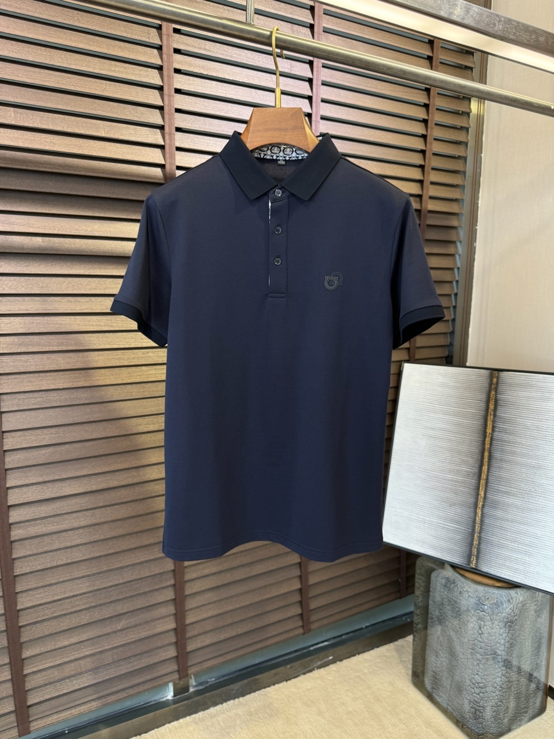 NO:130248,FERRAGAm&FL Firagem 2025SS new Polo shirt. It uses custom 50 mercerized cotton 50 polyester fiber blend fabric, anti-wrinkle and sweat-absorbing and quick-drying, soft and skin-friendly, comfortable on the upper body; custom Polo collar, not easy to deform; the placket is decorated with natural fritillar buttons, full of high-end feeling; the chest is decorated with brand logo, which is highly recognizable; a Polo shirt that merges business and casual, versatile. [Color] Black, White, Blue, Khaki/33 [Code] 48-56,,ferragamo,alexander wang19860909FERRAGAm&FL菲拉格2025SS新款Polo衫.采用定制50丝光棉50聚酯纤维混纺面料,抗皱吸汗速干,软糯亲肤,上身舒适；定制Polo领,不易变形；门襟饰以天然贝母扣,高级感满满；胸前饰以品牌logo,辨识度极高；一款商务与休闲兼并的Polo衫,百搭款.【颜色】黑色 白色 蓝色 卡其/33【码数】48-56,,ferragamo,alexander wang,Men's clothing