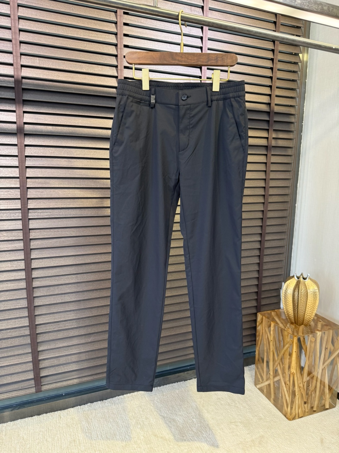 NO:130245,Bur&Babao 2025SS new casual pants. Open wide-leg pants, the latest style, age-reducing fashion; uses imported high-volume environmentally friendly fabric, anti-wrinkle and sweat-absorbing and quick-drying, the upper body has a three-dimensional feeling, and the comfort is absolutely perfect; elastic belt design, suitable for various concave styles; side pockets are decorated with brand letter patterns, which are highly recognizable; a casual pants suitable for all occasions. [Color] Black Blue Khaki/3338 [Size] 30-38 (no 37 yards), burberry, burberry, alexander wang19860909Bur&巴宝2025SS新款休闲裤.敞口阔腿裤脚设计,最新款,减龄时尚；采用进口高支数环保面料,抗皱吸汗速干,上身自带立体感,舒适度绝绝子；松紧腰带设计,适合凹各种造型；侧兜饰以品牌字母图案,辨识度极高；一款适合各个场合穿搭的休闲裤.【颜色】黑色 蓝色 卡其/3338【码数】30-38（无37码）,,burberry,burberry,alexander wang,Men's clothing