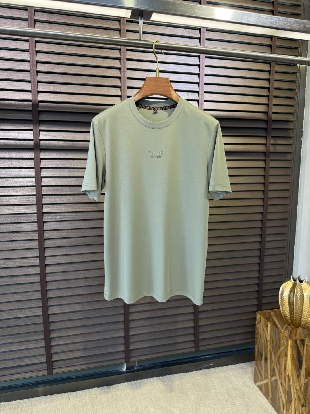 NO:149673,FenD& 2025SS new round neck T. It can be worn with the outer base. It uses a custom 45PIMA cotton 45 modal 10 spandex blend fabric, which is soft and beautiful, with a beautiful gloss, resistant to pilling and static electricity, and is comfortable on the upper body; the chest is decorated with brand letter logo, which is highly recognizable; three-dimensional cut, collar and sleeve edge color combination, the upper body is stylish and charming; regular style, base and outer body can be worn with the outer body; a short-sleeved T. [Color] Black White Gray Green/32133 [Size] 48-56,,fendi, T-shirt, alexander wang19860909FenD&芬2025SS新款圆领T.外穿打底皆可.采用定制45PIMA棉45莫代尔10氨纶混纺面料,柔软好,光泽度漂亮,抗起球及静电,上身舒适；胸前饰以品牌字母logo,辨识度极高；立体裁剪,领口和袖边拼色,上身有型有韵味；常规版型,打底外穿皆可；一款不挑年纪的短袖T.【颜色】黑色 白色 灰色 绿色/32133【码数】48-56,,fendi,T-shirt,alexander wang,Men's clothing