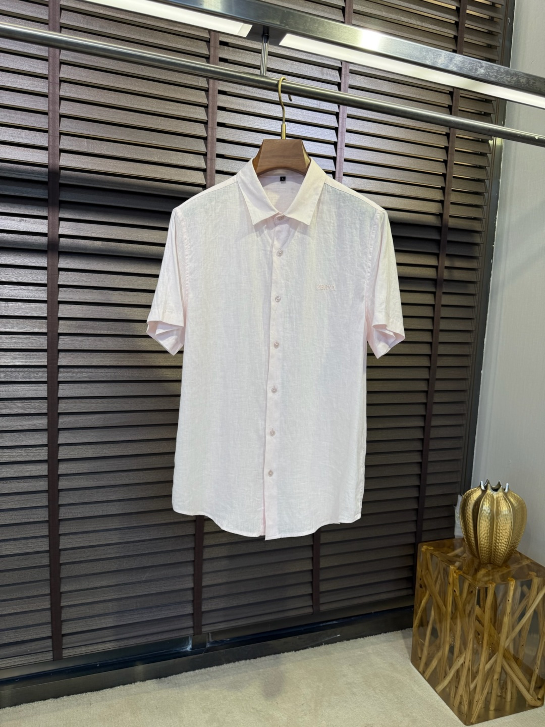 NO:149666,EZGI&Jenni's new shirt 2025SS is made of high-volume linen fabric, natural luster, very high-end, and stylish; the chest is decorated with brand letter logo pattern, which is highly recognizable and full of fashion sense; a small wide version, three-dimensional cutting, produced by the brand factory, impeccable details, high-end and fashionable; a shirt suitable for wearing on multiple occasions, can be worn on the outside. [Color] Black Beige Pink Light Blue/52006 [Code] 48 50 52 54 56,,zegna,alexander wang19860909EZGI&杰尼2025SS新款衬衣.采用高支数亚麻面料,自然光泽,非常高级,立挺有型；胸前饰以品牌字母logo图案,辨识度极高,时尚感满满；微阔版型,立体裁剪,品牌工厂出品,细节之处无可挑剔,高端时尚大气；一款适合多种场合穿搭的衬衣,打底外穿皆可.【颜色】黑色 米色 粉红 浅蓝/52006【码数】48 50 52 54 56,,zegna,alexander wang,Men's clothing