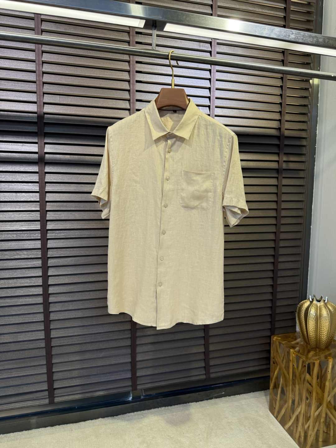 NO:149660,Loro piano&LP Nouo Pianya 2025SS new shirt. It uses high-volume linen fabric, natural luster, very high-end, and stylish; the collar is decorated with brand letter logo pattern, which is highly recognizable and full of fashion sense; the slightly wide version, three-dimensional cutting, produced by the brand factory, the details are impeccable, high-end and fashionable; a shirt suitable for various occasions, can be worn on the outside. [Color] Black Beige Green Orange/52005 [Code] 48 50 52 54 56,,loro piano,loro piano,alexander wang19860909Loro pian&LP诺悠翩雅2025SS新款衬衣.采用高支数亚麻面料,自然光泽,非常高级,立挺有型；领子饰以品牌字母logo图案,辨识度极高,时尚感满满；微阔版型,立体裁剪,品牌工厂出品,细节之处无可挑剔,高端时尚大气；一款适合多种场合穿搭的衬衣,打底外穿皆可.【颜色】黑色 米色 绿色 橘黄/52005【码数】48 50 52 54 56,,loro piana,loro piana,alexander wang,Men's clothing