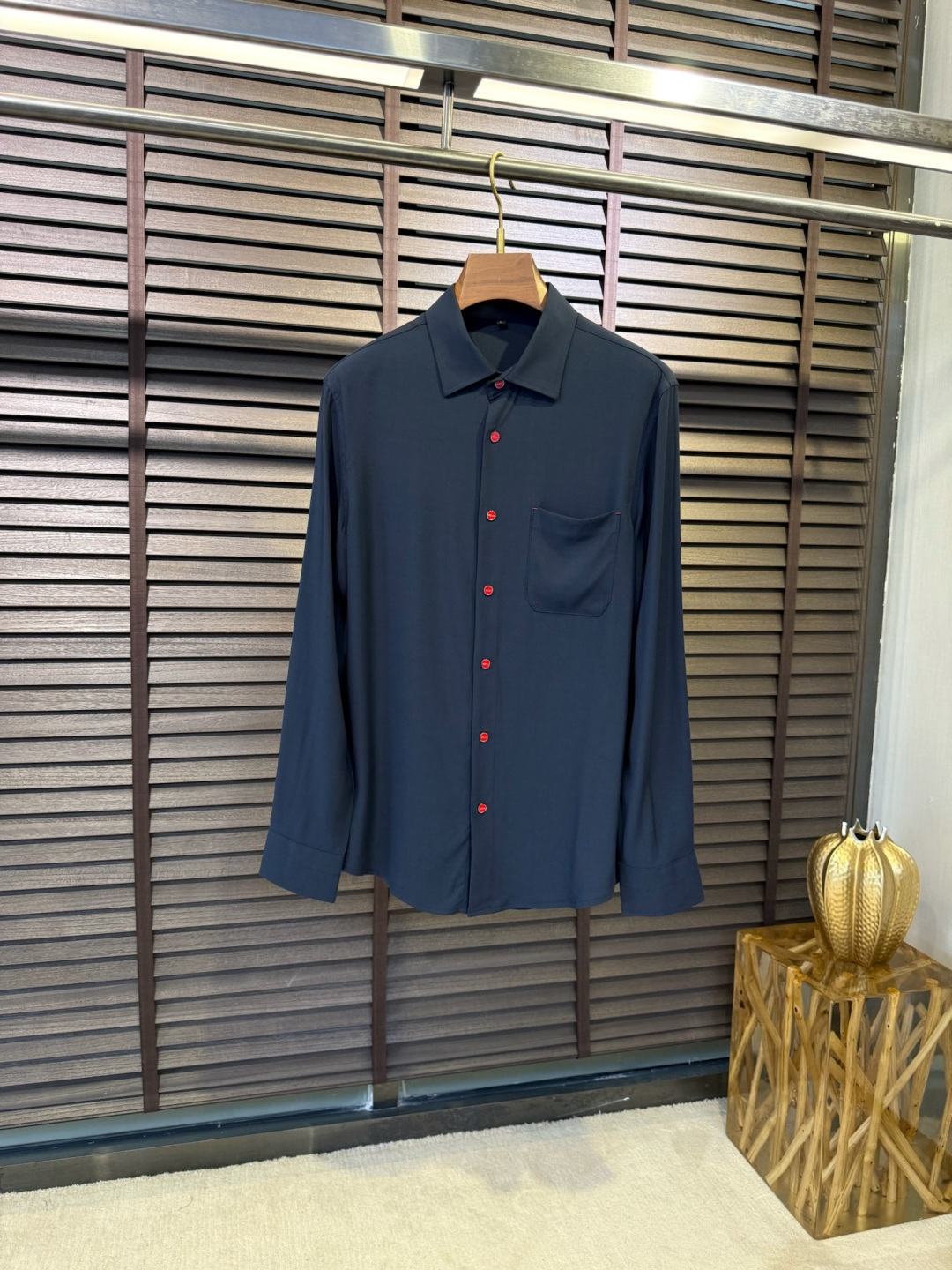 NO:155596,Kito & Ken SS new shirt. It uses a mix of Gaoke Tianshi Laiser fabric, natural luster, very high-end, and stylish; the buttons are decorated with brand letter logo patterns, which are highly recognizable and full of fashion sense; the slightly wide-ranging style, three-dimensional cutting, produced by the brand factory, and the details are impeccable; a shirt suitable for wearing on multiple occasions, can be worn on the outside. [Color] Black Khaki Zhangqing/52012 [Code] 48 50 52 54 56,,alexander wang19860909Kito&肯SS新款衬衣.采用高克重天丝莱赛尔混合面料,自然光泽,非常高级,立挺有型；扣子饰以品牌字母logo图案,辨识度极高,时尚感满满；微阔版型,立体裁剪,品牌工厂出品,细节之处无可挑剔；一款适合多种场合穿搭的衬衣,打底外穿皆可.【颜色】黑色 卡其 丈青/52012【码数】48 50 52 54 56,,alexander wang,Men's clothing