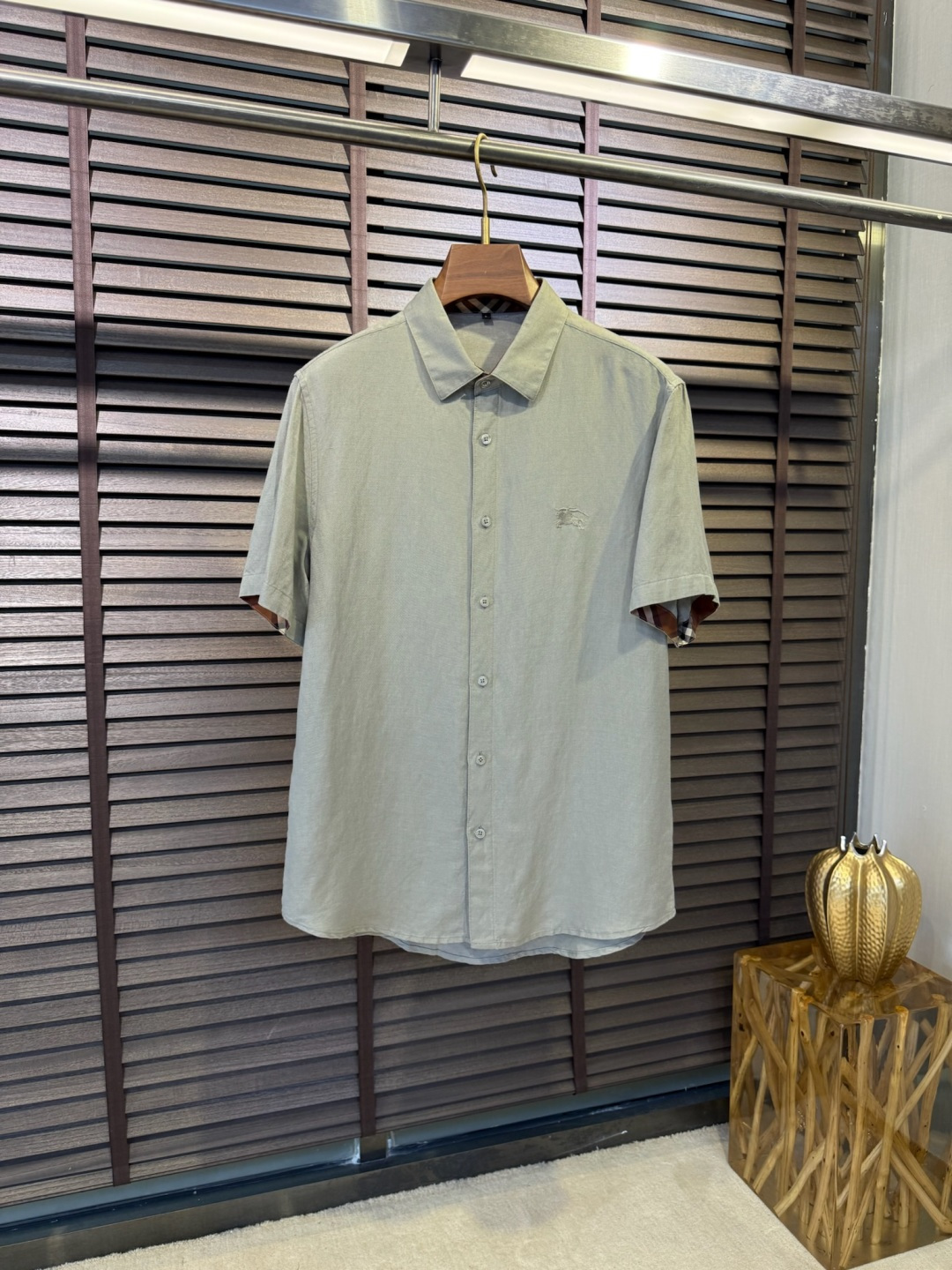 NO:155599,Bur&Babao SS new shirt. It uses high-volume linen fabric, natural luster, very high-end, and stylish; the chest is decorated with brand letter logo pattern, which is highly recognizable, and the sleeves are spliced ​​with classic plaids, full of fashion sense; a small wide version, three-dimensional cutting, produced by the brand factory, impeccable details, high-end and fashionable; a shirt suitable for wearing on multiple occasions, can be worn on the outside. [Color] White, gray, light gray, green, royal blue/52009 [Count] 48 50 52 54 56,,burberry,burberry,alexander wang19860909Bur&巴宝SS新款衬衣.采用高支数亚麻面料,自然光泽,非常高级,立挺有型；胸前饰以品牌字母logo图案,辨识度极高,袖子拼接经典格子,时尚感满满；微阔版型,立体裁剪,品牌工厂出品,细节之处无可挑剔,高端时尚大气；一款适合多种场合穿搭的衬衣,打底外穿皆可.【颜色】白色 灰色 浅灰 绿色 宝蓝/52009【码数】48 50 52 54 56,,burberry,burberry,alexander wang,Men's clothing