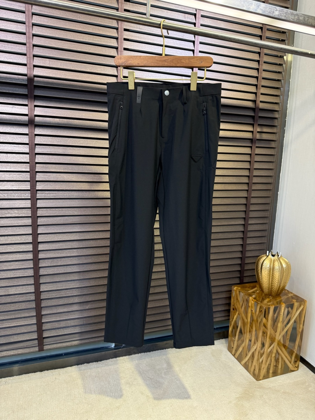 NO:155592,Pra & Pula SS sports casual pants. It uses imported custom-made environmentally friendly polyester fiber fabric, which is wrinkled and non-gray, has a delicate feel and is skin-friendly. The waist is perfectly wrapped, customized original hardware, with extremely high recognition. It has no elastic belt design, three-dimensional cut, and the upper body is stylish, making it look taller and slimmer. It can be business-friendly and suitable for various occasions. The pants feel soft and comfortable, with enjoyment of texture, complete accessories, comparable to any version in the market, and the upper body effect is excellent!  【Color】Black Gray/66823【Code number】M-3XL,,prada,prada,alexander wang19860909Pra&普拉嗒SS运动休闲裤.采用进口定制环保聚酯纤维面料,抗皱不沾灰,手感细腻,亲肤.腰部内里完美包边,定制原版五金,辨识度极高.无弹腰带设计,立体裁剪,上身有型,显高显瘦.可商务可休闲,适合各种场合穿搭.裤感柔软舒适,质感享受,辅料齐全,媲美市场任何版本,上身效果超赞！【颜色】黑色 灰色/66823【码数】M-3XL,,prada,prada,alexander wang,Men's clothing