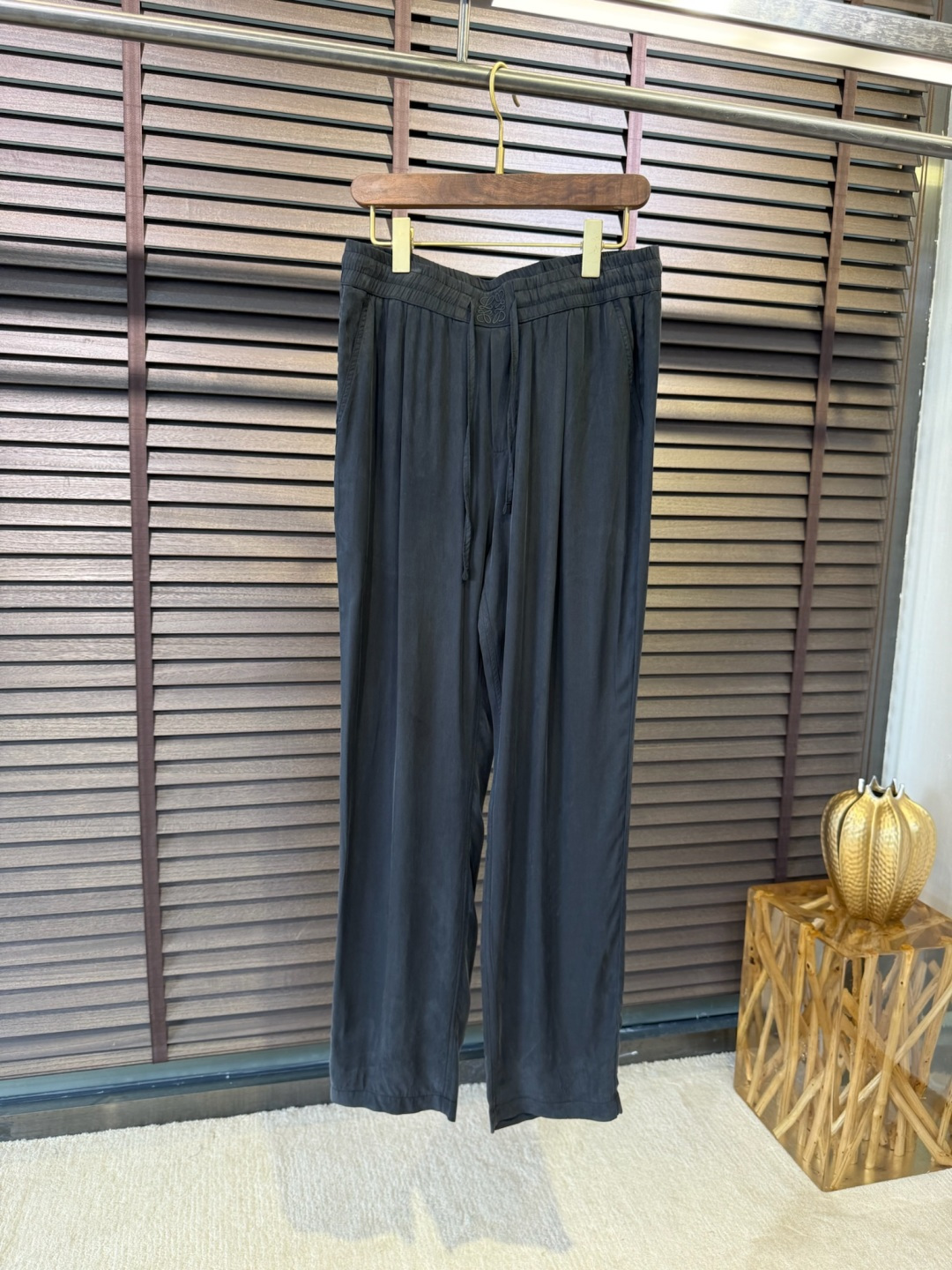 NO:155589,Leo & Luo Yi SS new sports and casual sweatpants!  Open small straight tube design, not picky about body shape; trading company channel goods!  Production from brand factory, full-quality order!  Customers provide heavy copper ammonia fabrics, soft and skin-friendly, with a cool feeling, and comfortable upper body!  All-in-one inside, super heavy industry!  The front and back pockets are decorated with brand 3D three-dimensional embroidery brand logo, which is extremely recognizable!  The waist drawstring design is designed to retract and place freely. The rope head is made of genuine leather brand auxiliary materials, full of details!  The overall design is high-end and elegant, light luxury and fashionable, suitable for various occasions!  【Color】Black Gray Zhangqing/3353【Code number】M-3XL,,loewe,alexander wang19860909Leo&罗意SS新款运动休闲卫裤！敞口小直筒设计,不挑身材；贸易公司渠道货！品牌工厂出品,全品相订单！客供重磅铜氨丝面料,软糯亲肤,自带清凉感,上身舒适！内里全包边,超重工！前后兜饰以品牌3D立体刺绣品牌logo,辨识度极高！腰部抽绳设计,收放自如,绳头采用真皮品牌辅料,细节感满满！整体设计高端大气,轻奢时尚,适合多种场合穿搭！【颜色】黑色 灰色 丈青/3353【码数】M-3XL,,loewe,alexander wang,Men's clothing