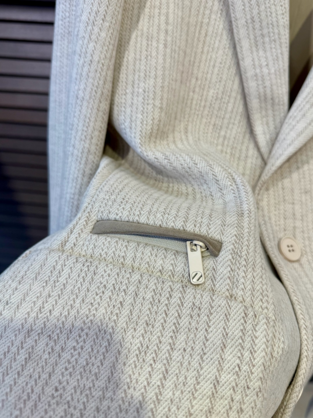 EZ & Genya FW2025 Leisure Suit: Classic, Stylish, Cozy Fabric, Custom Buttons, Fine Tailoring - 图片 5