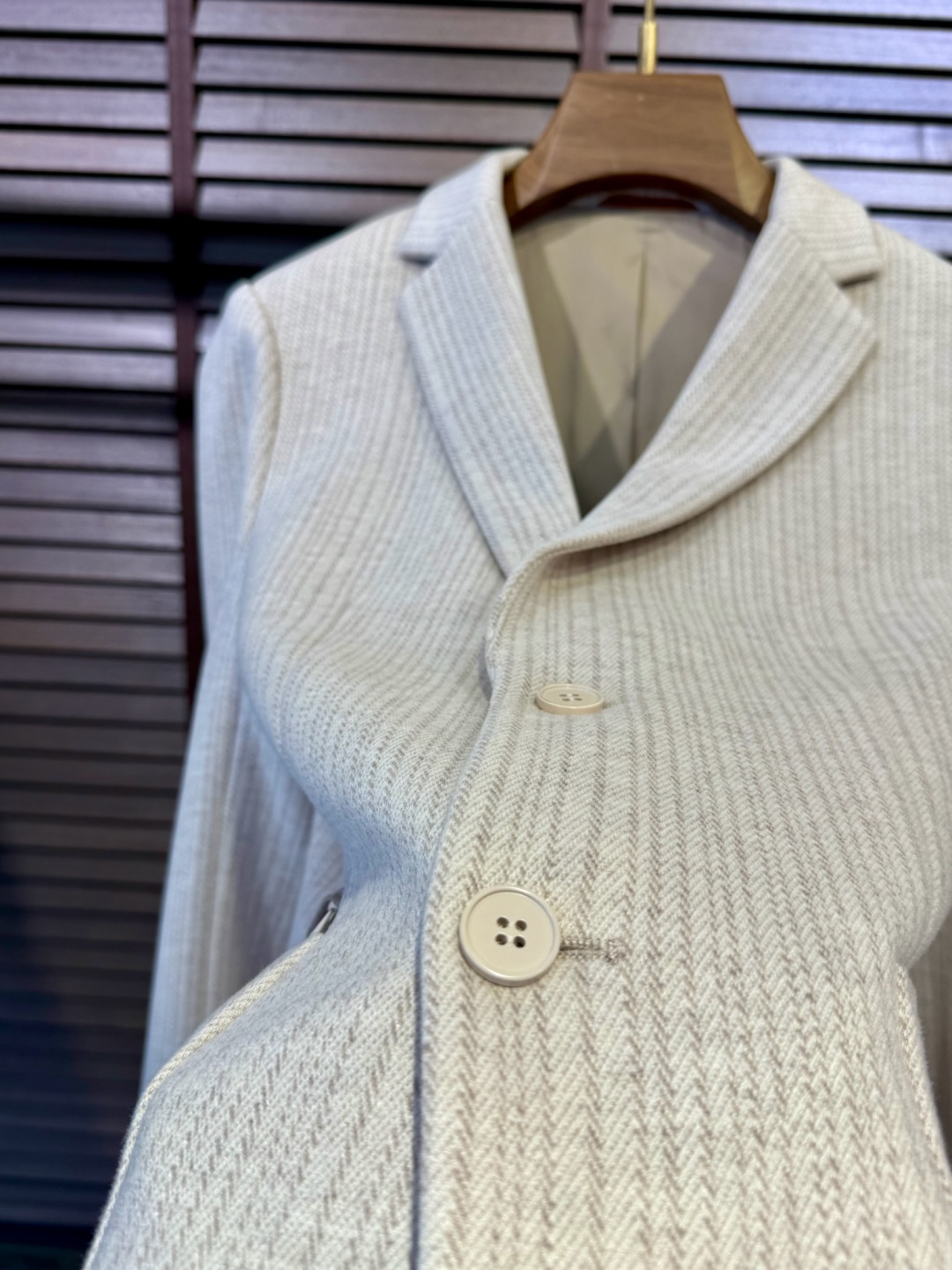EZ & Genya FW2025 Leisure Suit: Classic, Stylish, Cozy Fabric, Custom Buttons, Fine Tailoring - 图片 4