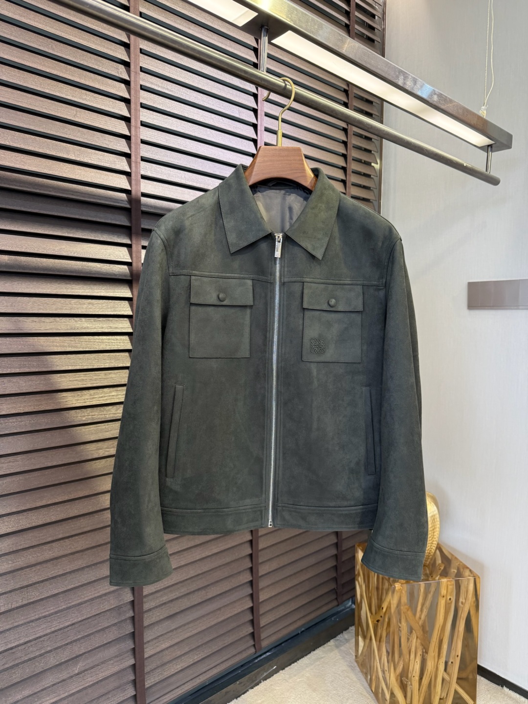Leo & Row FW2025 Jacket: High-End Wheeled Wheeler Fashion Statement