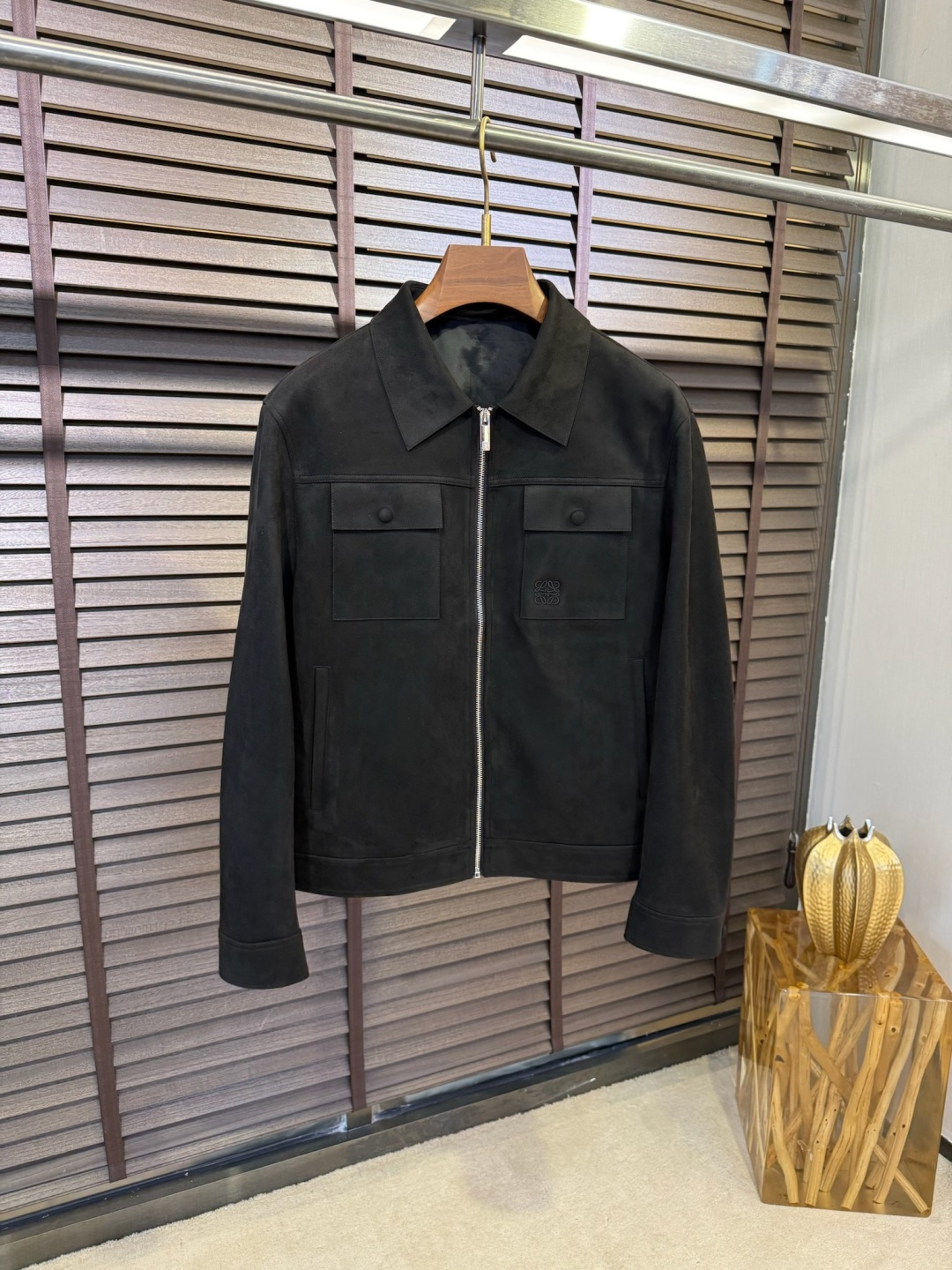 NO:497484,Leo & Luo Yiwei FW2025 new lapel motorcycle leather jacket. High-end products, those who know the quality come!  Customized polyester fiber spandex blended fabric, with a soft and soft skin-friendly skin, anti-wrinkle and straight and stylish, comfortable on the upper body; lapel design, full of fashion sense; custom hardware accessories are high-end and elegant, full of high-end sense; back neck decoration is made of brand leather logo, low-key and luxurious, extremely recognizable; three-dimensional cut, the upper body shows its class; a jacket that merges business and casual, suitable for all high-end occasions. [Color] Black Green Khaki/B372 [Code] 48-56,,loewe, jackets & coats, jackets & coats, alexander wang19860909Leo&罗意唯FW2025新款翻领机车皮夹克外套.高端货,懂品质的来！采用定制聚酯纤维氨纶混纺面料,反绒皮肤感,软糯亲肤,抗皱立挺有型,上身舒适；翻领设计,时尚感满满；定制五金辅料高端大气,高级感满满；后颈饰以品牌真皮logo,低调奢华,辨识度极高；立体裁剪,上身显档次；一款商务与休闲兼并的夹克外套,适合各种高端场合穿搭.【颜色】黑色 绿色 卡其/B372【码数】48-56,,loewe,jackets & coats,jackets & coats,alexander wang,Men's clothing