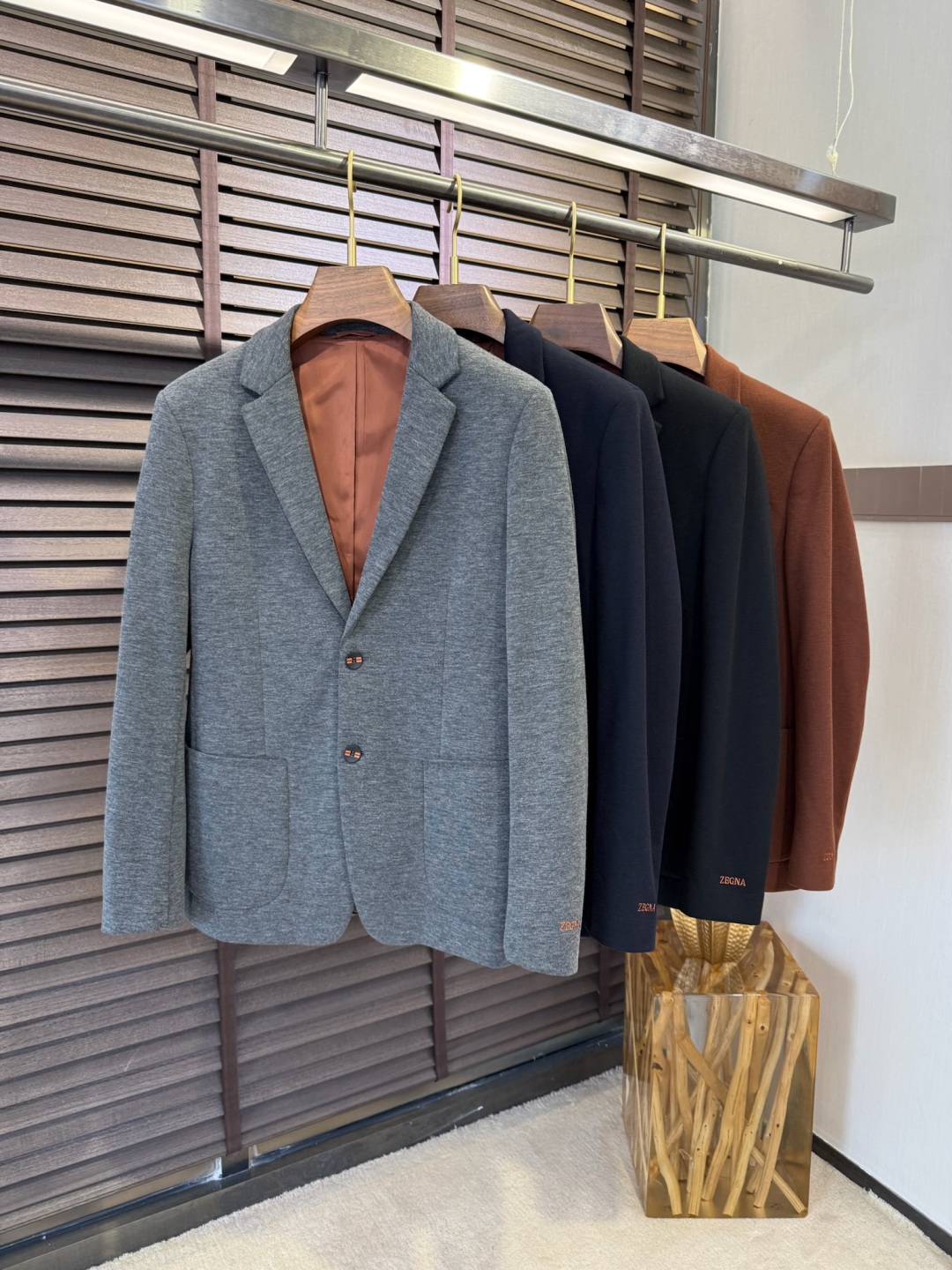 EZ & Genya FW2025 Suit Collection: Classic Alphabet Design with High Recognition - 图片 3