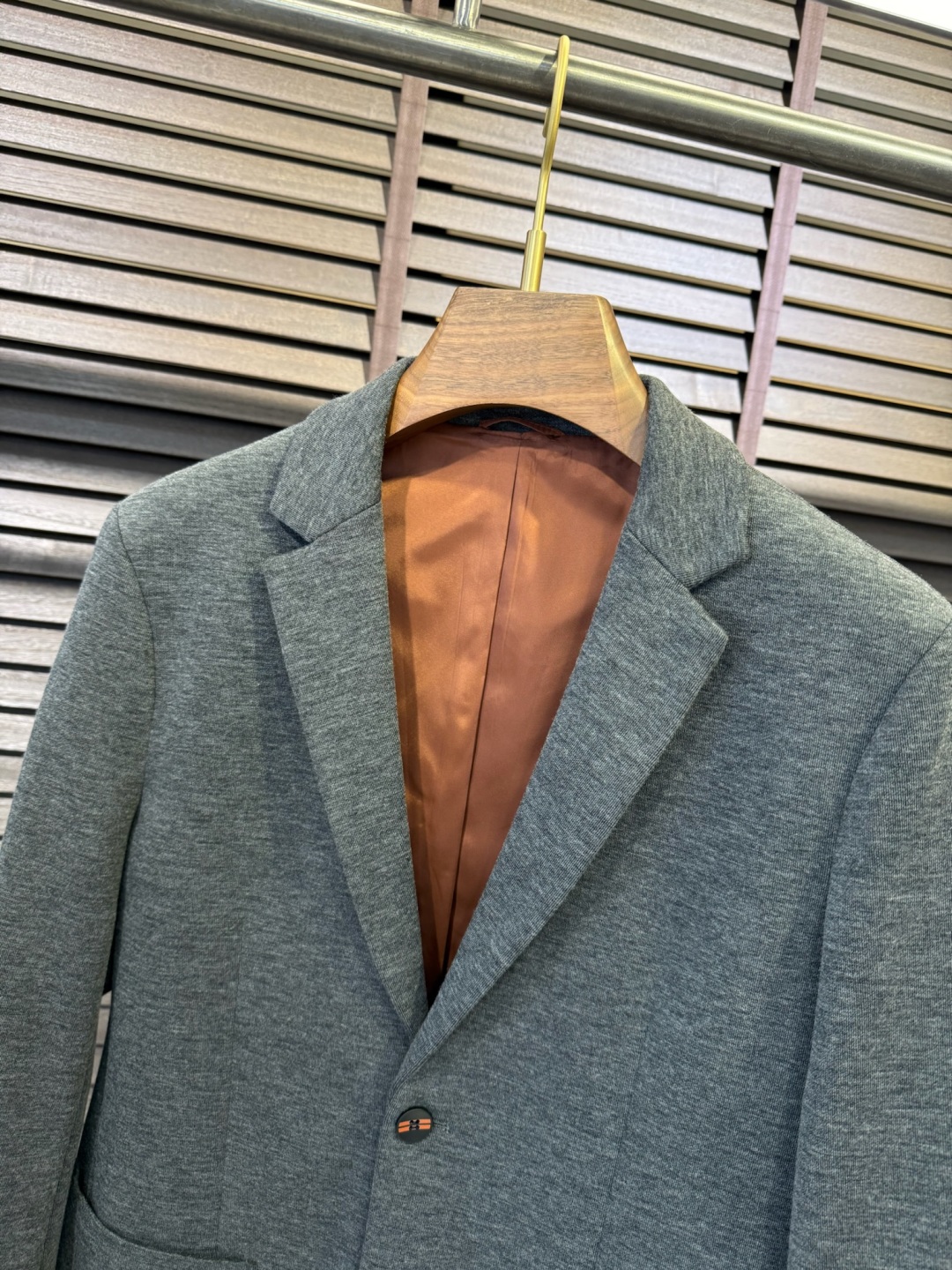 EZ & Genya FW2025 Suit Collection: Classic Alphabet Design with High Recognition - 图片 4