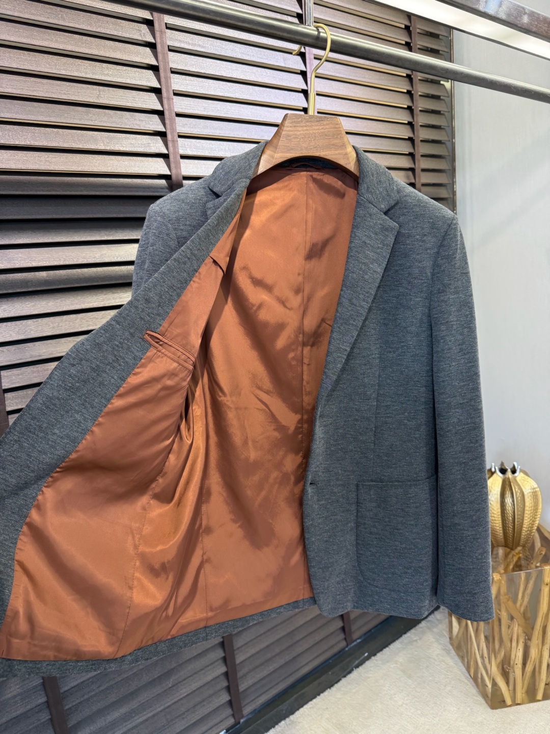 EZ & Genya FW2025 Suit Collection: Classic Alphabet Design with High Recognition - 图片 8