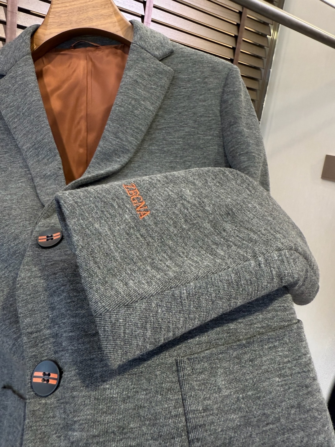 EZ & Genya FW2025 Suit Collection: Classic Alphabet Design with High Recognition - 图片 6