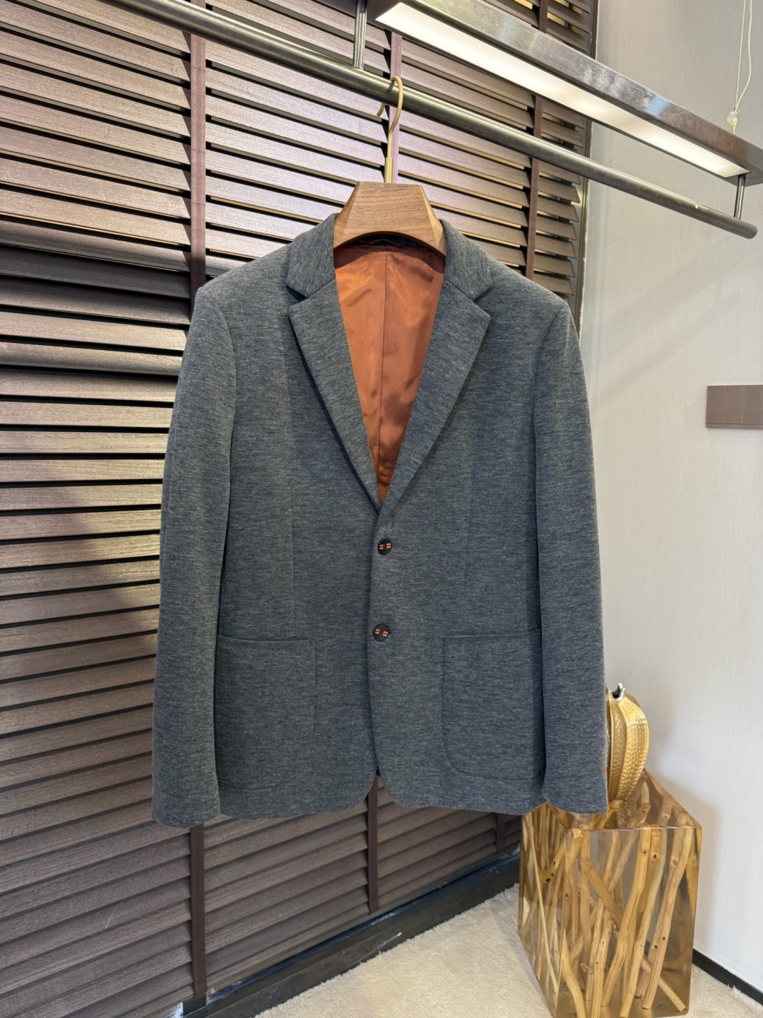 EZ & Genya FW2025 Suit Collection: Classic Alphabet Design with High Recognition - 图片 1