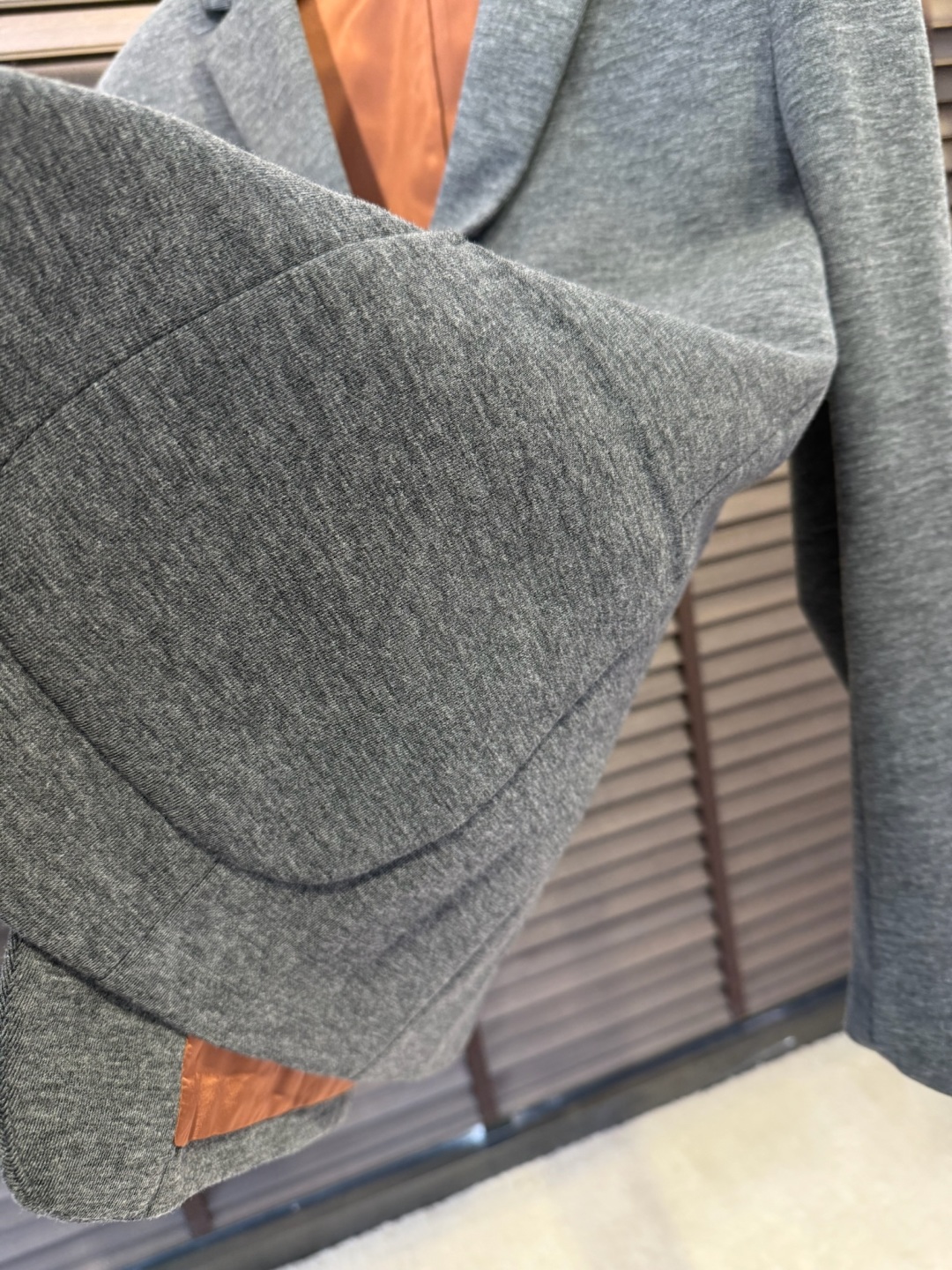 EZ & Genya FW2025 Suit Collection: Classic Alphabet Design with High Recognition - 图片 7