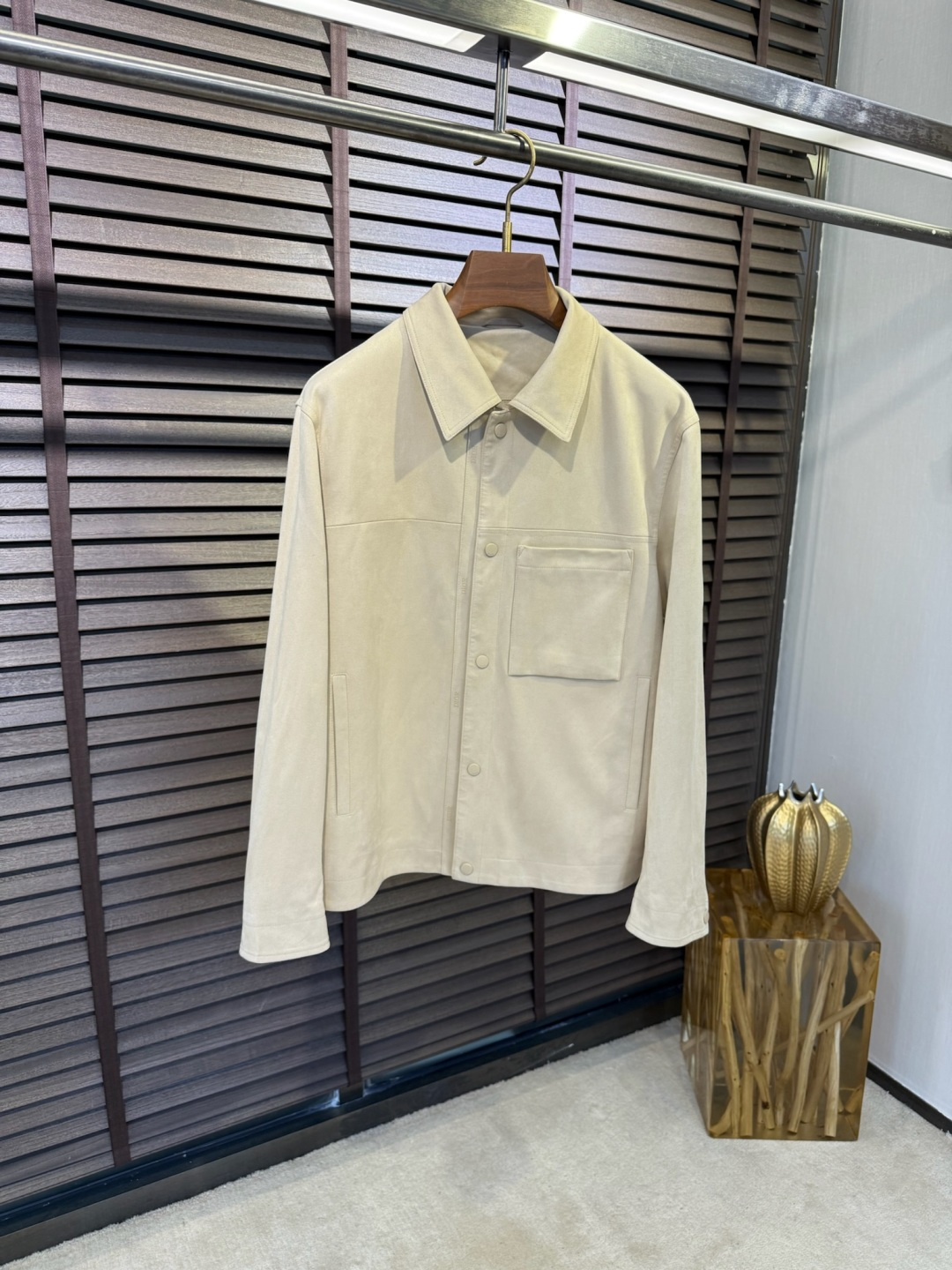 NO:501625,Dio&Di FW's new lapel motorcycle leather jacket. Cabinet hottest, high-end goods, and those who know the quality are here!  Customized environmentally friendly polyester fiber blended motorcycle leather fabric, with a soft and soft skin-friendly skin, anti-wrinkle and straight and stylish, comfortable on the upper body; lapel design, full of fashion sense; custom hardware accessories are high-end and elegant, full of high-end sense; plackets are decorated with brand logo, low-key and luxurious, extremely recognizable; three-dimensional cutting, the upper body shows its class; a jacket that merges business and casual, suitable for all high-end occasions. [Color] Gray Khaki Beige/96010 [Code] 48-56,,dior, jackets & coats, jackets & coats, alexander wang19860909Dio&迪FW新款翻领机车皮夹克外套.柜子爆款,高端货,懂品质的来！采用定制环保聚酯纤维混纺机车皮面料,反绒皮肤感,软糯亲肤,抗皱立挺有型,上身舒适；翻领设计,时尚感满满；定制五金辅料高端大气,高级感满满；门襟饰以品牌logo,低调奢华,辨识度极高；立体裁剪,上身显档次；一款商务与休闲兼并的夹克外套,适合各种高端场合穿搭.【颜色】灰色 卡其 米色/96010【码数】48-56,,dior,jackets & coats,jackets & coats,alexander wang,Men's clothing