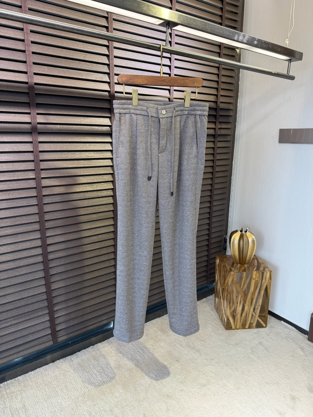 NO:501629,Clothes Pants Loro Pian&LP Nouo Pianya FW new casual pants. Customer-supplied wool acetate white polyester fiber spandex blend fabric, high number of wool, straight and stylish, wrinkle-resistant and non-gray, making the upper body look taller and thin; classic hardware brand logo at the back pocket, high recognition; drawstring design, wear and place freely. The inner lining is all inclusive, produced by the brand factory, full of quality orders. A classic and fashionable sports trousers, full of high-end feeling. [Color] Dark gray light gray/3397 [code number] 30-40 (no 37/39 size), loro piano, loro piano, alexander wang19860909衣服 裤子 Loro Pian&LP诺悠翩雅FW新款休闲裤.客供羊毛醋酸焕白聚酯纤维氨纶混纺面料,高支数,立挺有型,抗皱不沾灰,上身显高显瘦；后口袋处经典五金品牌logo,辨识度高；抽绳设计,穿戴收放自如.内里全包边,品牌工厂出品,全品相订单.一款经典又时尚的运动卫裤,满满的高级感.【颜色】深灰 浅灰/3397【码数】30-40（无37/39码）,,loro piana,loro piana,alexander wang,Men's clothing