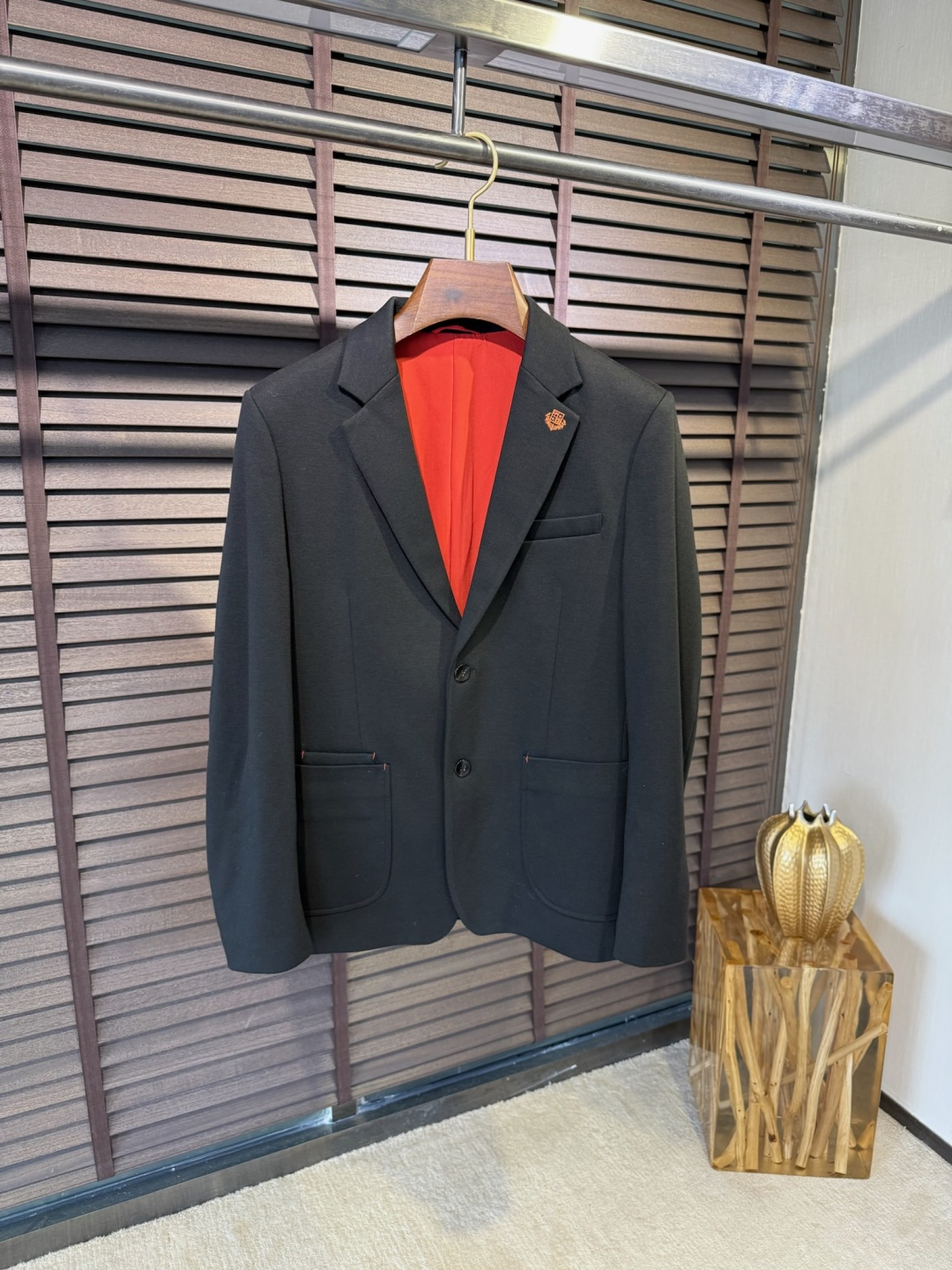 NO:501616,Loro pian&LP Nouo Pianya FW2025 new business casual suit, the neckline is decorated with classic brand letters, three-dimensional and stylish, and has a high recognition. It uses selected customer-sula wool cotton polyester fiber blend fabric. The fabric has a mellow texture and bright color. The main ingredients are soft and elastic, with a full and soft feel, and it is warm and comfortable to wear on the body!  The special weaving pattern is three-dimensional and stylish, and is specially provided by EZ. The inner lining is made of classic brown color, which is difficult to deform at a high number of points; the simple two-pin button design, customized buttons, and the pattern is full and rich; the regular and slightly slim-fitting superb three-dimensional cut makes the dresser capable and elegant on the upper body, making it an excellent choice for commuting matches!  【Color】Black Khaki Coffee/96029【Code number】48-56,,loro piana,loro piana,business suit,alexander wang19860909Loro pian&LP诺悠翩雅FW2025新款商务休闲西装,领口饰以经典品牌字母标,立体有型,辨识度高；采用精选客供定织巴素兰羊毛棉聚酯纤维混纺面料,该面料质感醇厚挺括,色泽艳丽,主成分更是柔软富有弹力,手感饱满柔软,穿在身上亦是温暖舒适！特织纹路,立体有型特别,EZ家专供.内里采用经典咖色系内衬,高支数不易变形；简约两粒扣设计,定制扣子,图案饱满丰富；常规且略修身的精湛立体版型裁剪,令着装者上身干练而儒雅,是通勤搭配的绝佳之选！【颜色】黑色 卡其 咖啡色/96029【码数】48-56,,loro piana,loro piana,business suit,alexander wang,Men's clothing