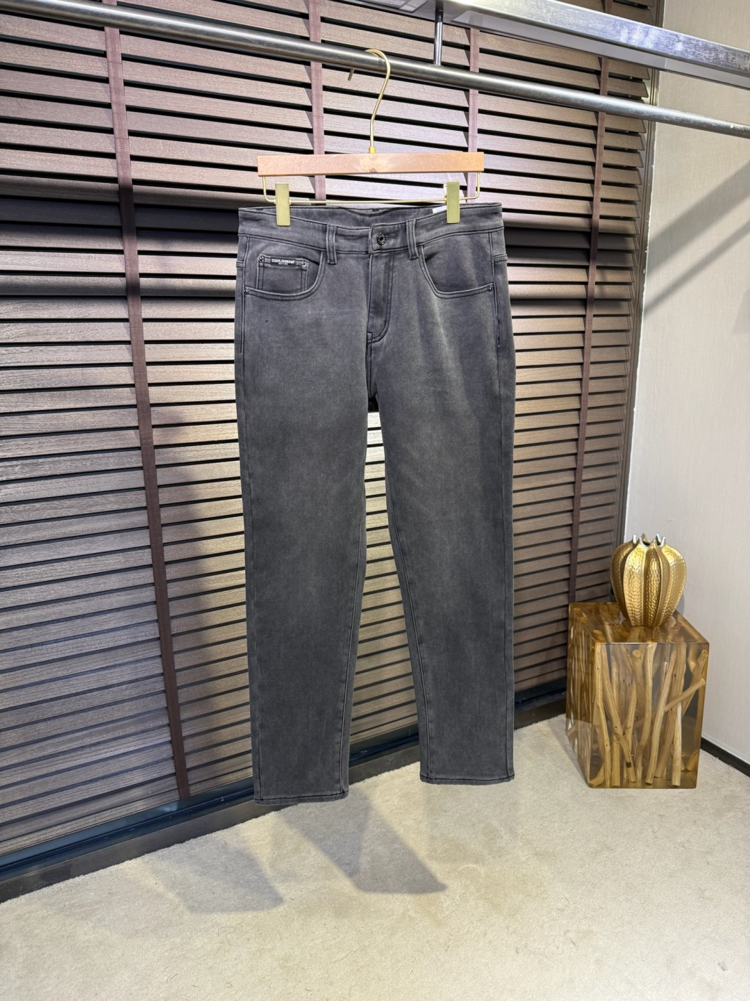 NO:523729,Dolce Gabban & DG & Holiday Edition FW2025 new style jeans. The latest cabinet. It uses custom imported Turkish fabrics, which are wrinkle-resistant and upright and stylish, and are soft and skin-friendly, and are comfortable on the upper body. Customer-supplied hardware and accessories, produced by brand factories, full of high-end feeling; the waist and back pocket are decorated with brand logo letters, which are highly recognizable, fashionable and handsome and stylish; classic beige, suitable for all kinds of outfits. [Color] Black/D07 [Code] 30-38 (no 37 codes), Dolce & Gabbana, jeans, alexander wang19860909Dolce Gabban&DG&度假版纳FW2025新款牛仔裤.柜子最新款.采用定制土耳其进口面料,抗皱立挺有型,同时又软糯亲肤,上身舒适；客供五金辅料,品牌工厂出品,高级感满满；腰部和后兜饰以品牌logo字母,辨识度高,又时尚帅气有型；经典米色,适合各种穿搭.【颜色】黑色/D07【码数】30-38码（无37码）,,Dolce&Gabbana,jeans,alexander wang,Men's clothing