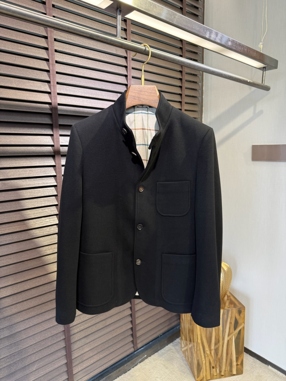 NO:523715,Loro piano&LP&Nuoyou Pianya FW2025 new business casual stand-up collar jacket. Zhongshan collar design, traditional craftsmanship, high-end and atmospheric. It uses wool acetic acid environmentally friendly polyester fiber cotton blend fabric, fixed weaving texture, low-key luxury, anti-wrinkle and stand-up style, soft and glutinous, comfortable on the upper body; stand-up collar design, business and casual merger, fashionable and casual handsome; brand letter logo buttons, full of high-end sense, high-end quality at a glance; simple and elegant design style, suitable for all occasions. [Color] Black Blue Khaki/96033 [Code] 48-56,,loro piano,loro piano, jackets & coats, jackets & coats, alexander wang19860909Loro pian&LP&诺悠翩雅FW2025新款商务休闲立领夹克外套.中山领设计,传统工艺,高端大气.采用羊毛醋酸环保聚酯纤维棉混纺面料,定织纹路,低调奢华,抗皱立挺有型,软糯不扎,上身舒适；立领设计,商务与休闲兼并,时尚休闲帅气；品牌字母logo扣子,高级感满满,内里高支数内衬,一眼看出高端品质；简洁大方的设计风格,适合各种场合穿搭.【颜色】黑色 蓝色 卡其/96033【码数】48-56,,loro piana,loro piana,jackets & coats,jackets & coats,alexander wang,Men's clothing