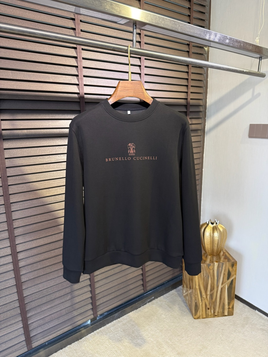NO:523717,Brunello Cucinell & BC&Kuchile FW5 new round neck sweatshirt, using high-volume copper ammonia air cotton fabric, stands upright and stylish, with extremely comfortable upper body, and is super comfortable to wear with close body; the chest is decorated with a brand classic pattern logo, three-dimensional and fashionable, with extremely high recognition; round neck design, base and outer wear, a sweatshirt suitable for various occasions. [Color] Black, White, Blue Khaki/63031 [Code] 48-56,,brunello cucinellli,hoodie,sweatshirts,alexander wang19860909Brunello Cucinell&BC&库奇勒FW5新款圆领卫衣,采用高支数铜氨丝空气棉面料,立挺有型,上身舒适度极高,贴身穿超级舒服；胸前饰以品牌经典图案logo,立体时尚,辨识度极高；圆领设计,打底外穿皆可,一款适合多种场合穿搭的卫衣.【颜色】黑色 白色 蓝色 卡其/63031【码数】48-56,,brunello cucinelli,hoodie,sweatshirts,alexander wang,Men's clothing