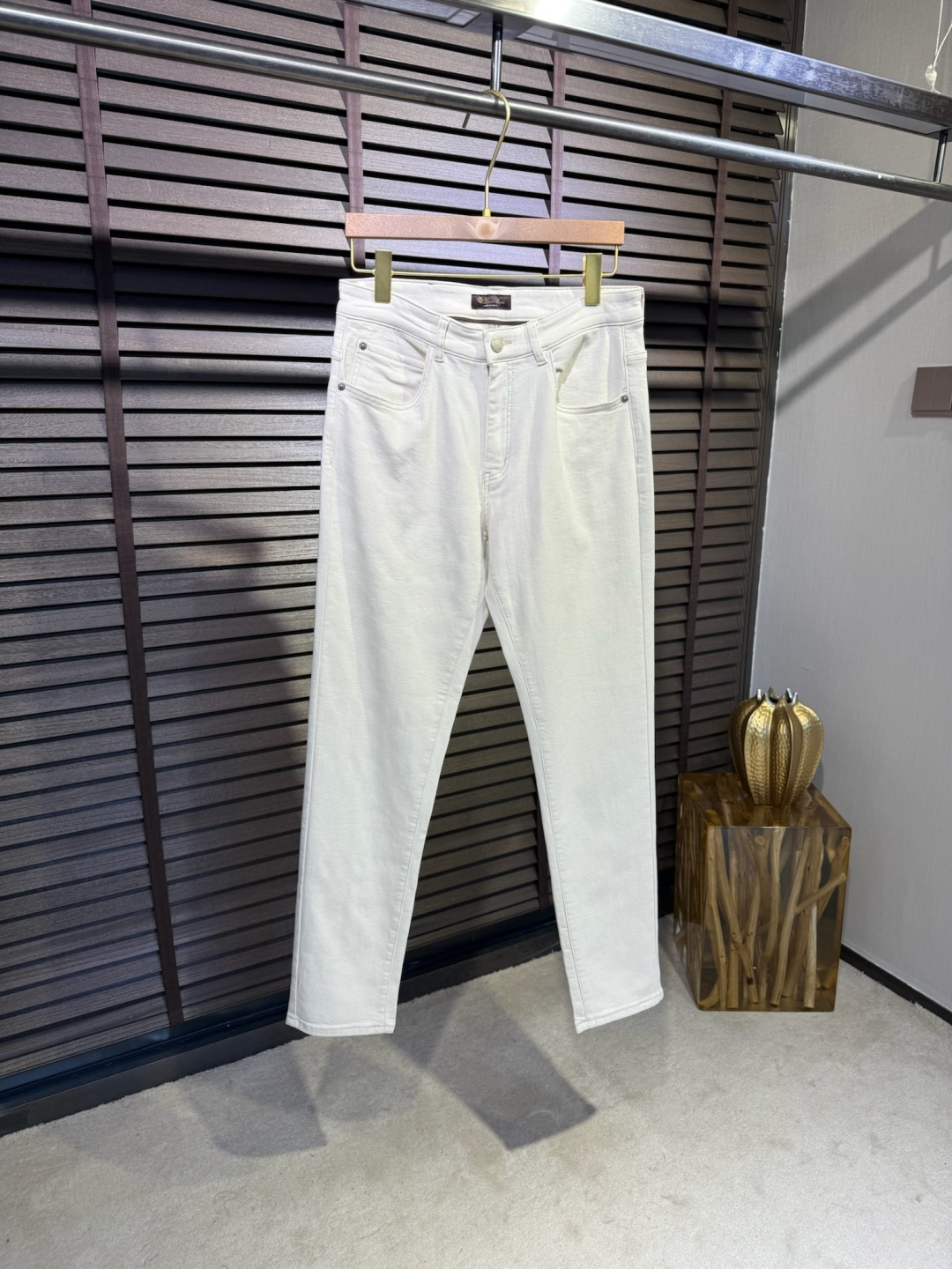 NO:523721,Loro Pian&LP&Nuoyoupianya FW2025 new style jeans. The latest cabinet style. It uses custom imported Turkish fabrics, which are wrinkle-resistant and upright and stylish, and are soft and skin-friendly, and are comfortable on the upper body. Customer-supplied hardware and accessories, produced by brand factories, full of high-end feeling; the waist and back pocket are decorated with brand logo letters, which are highly recognizable, fashionable and handsome and stylish; classic white, suitable for all kinds of outfits. [Color] White/L11 [code number] 30-38 (no 37 codes), loro piana, loro piana, jeans, alexander wang19860909Loro Pian&LP&诺悠翩雅FW2025新款牛仔裤.柜子最新款.采用定制土耳其进口面料,抗皱立挺有型,同时又软糯亲肤,上身舒适；客供五金辅料,品牌工厂出品,高级感满满；腰部和后兜饰以品牌logo字母,辨识度高,又时尚帅气有型；经典白色,适合各种穿搭.【颜色】白色/L11【码数】30-38码（无37码）,,loro piana,loro piana,jeans,alexander wang,Men's clothing