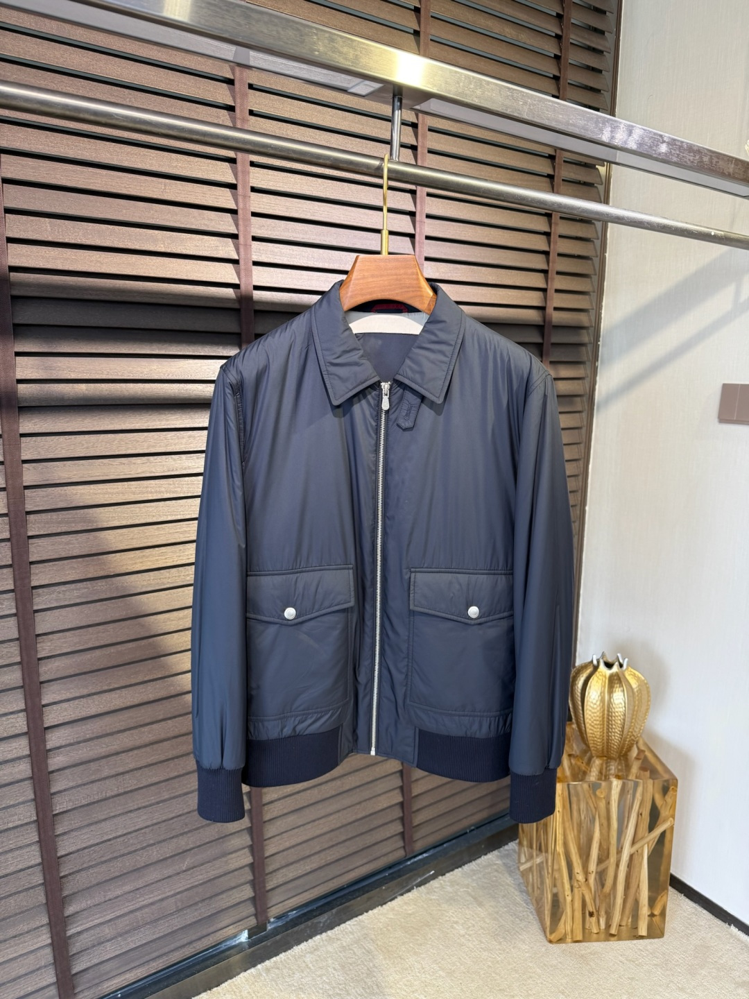 NO:513248,Brunelo Cucinell & BC&FW2025 new lapel jacket cotton jacket. It uses customized environmentally friendly windproof and rain jacket fabric, soft and glutinous, skin-friendly, anti-wrinkle and stylish; lapel design, business and casual merger; customer-supplied hardware and accessories, full of high-end sense; simple design, low-key and luxurious; cotton inside, warm and not bloated. A cotton jacket suitable for wearing in various occasions. [Color] Black Blue Coffee/J3302 [Code] 48-56.,,brunello cucinelli, jackets & coats,jackets & coats,alexander wang19860909Brunelo Cucinell&库奇勒BC&FW2025新款翻领夹克棉服外套.采用定制环保防风防雨夹克面料,软糯亲肤,抗皱立挺有型；翻领设计,商务与休闲兼并；客供五金辅料,高级感满满；简洁设计,低调奢华；内里加棉,保暖不臃肿.一款适合多种场合穿搭的棉衣夹克外套.【颜色】黑色 蓝色 咖啡色/J3302【码数】48-56.,,brunello cucinelli,jackets & coats,jackets & coats,alexander wang,Men's clothing