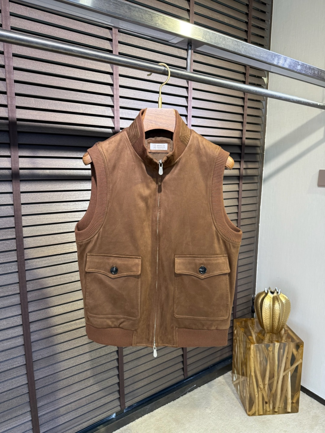 NO:523723,Brunelo Cucinel & BC & Kuchile FW2025 new stand-up collar vest jacket. The latest cabinet style. It uses motorcycle leather and wool spliced ​​fabric, stand-up and wrinkle-resistant and stylish, and the upper body is comfortable; stand-up collar design, symmetrical pocket design, elegant and handsome; three-dimensional cutting and splicing, full of high-end sense; zipper headwear is made of brand hardware logo, which is highly recognizable; high-count lining, full of high-end sense; a vest suitable for many occasions, not picking the age of age. [Color] Black Khaki White Red/9058 [Code] 48-56,,brunello cucinelli,jackets & coats,alexander wang19860909Brunelo Cucinel&BC&库奇勒FW2025新款立领马甲外套.柜子最新款.采用机车皮和羊毛拼接面料,立挺抗皱有型,上身舒适；立领设计,对称兜设计,儒雅帅气；立体裁剪拼接,高级感满满；拉链头饰以品牌五金logo,辨识度极高；高支数内衬,高级感满满；一款适合多种场合,不挑年纪的马甲.【颜色】黑色 卡其 白色 红色/9058【码数】48-56,,brunello cucinelli,jackets & coats,alexander wang,Men's clothing