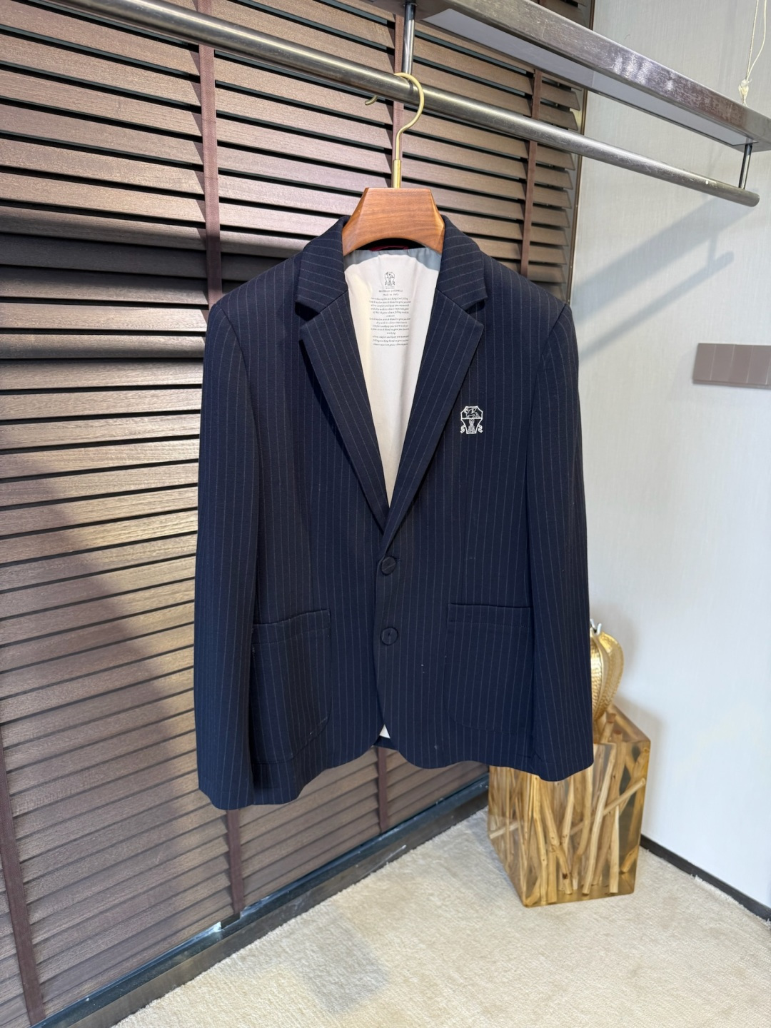 NO:523724,Brunello Cucinel & BC & Coochler FW2025 new business casual suit, the chest is decorated with brand logo pattern, three-dimensional and stylish, and has high recognition. It uses selected customized woven environmentally friendly polyester fiber + wool cotton spandex blended fabric. d The fabric has a mellow texture and is crisp, the main ingredients are soft and elastic, and the feel is full and plump, and it is also warm and comfortable to wear on the body!  Special weaving patterns, three-dimensional and stylish, exclusively provided by BC. The inner lining is made of cabinet-type color lining, which is not easy to deform with high numbers; simple two-pin button design, customized buttons, full and rich patterns; regular and slightly slim-fitting exquisite three-dimensional cut makes the dresser capable and elegant on the upper body, and is an excellent choice for commuting matches!  【Color】Black Gray/9005【Code number】48-56, brunello cucinelli,chanel,business suit,alexander wang19860909Brunello Cucinel&BC&库奇勒FW2025新款商务休闲西装,胸前饰以品牌logo图案,立体有型,辨识度高；采用精选客供定织环保聚酯纤维+绵羊毛棉氨纶混纺面料,d该面料质感醇厚挺括,主成分更是柔软富有弹力,手感饱满丰厚,穿在身上亦是温暖舒适！特织纹路,立体有型特别,BC家专供.内里采用柜系对色内衬,高支数不易变形；简约两粒扣设计,定制扣子,图案饱满丰富；常规且略修身的精湛立体版型裁剪,令着装者上身干练而儒雅,是通勤搭配的绝佳之选！【颜色】黑色 灰色/9005【码数】48-56,,brunello cucinelli,chanel,business suit,alexander wang,Men's clothing